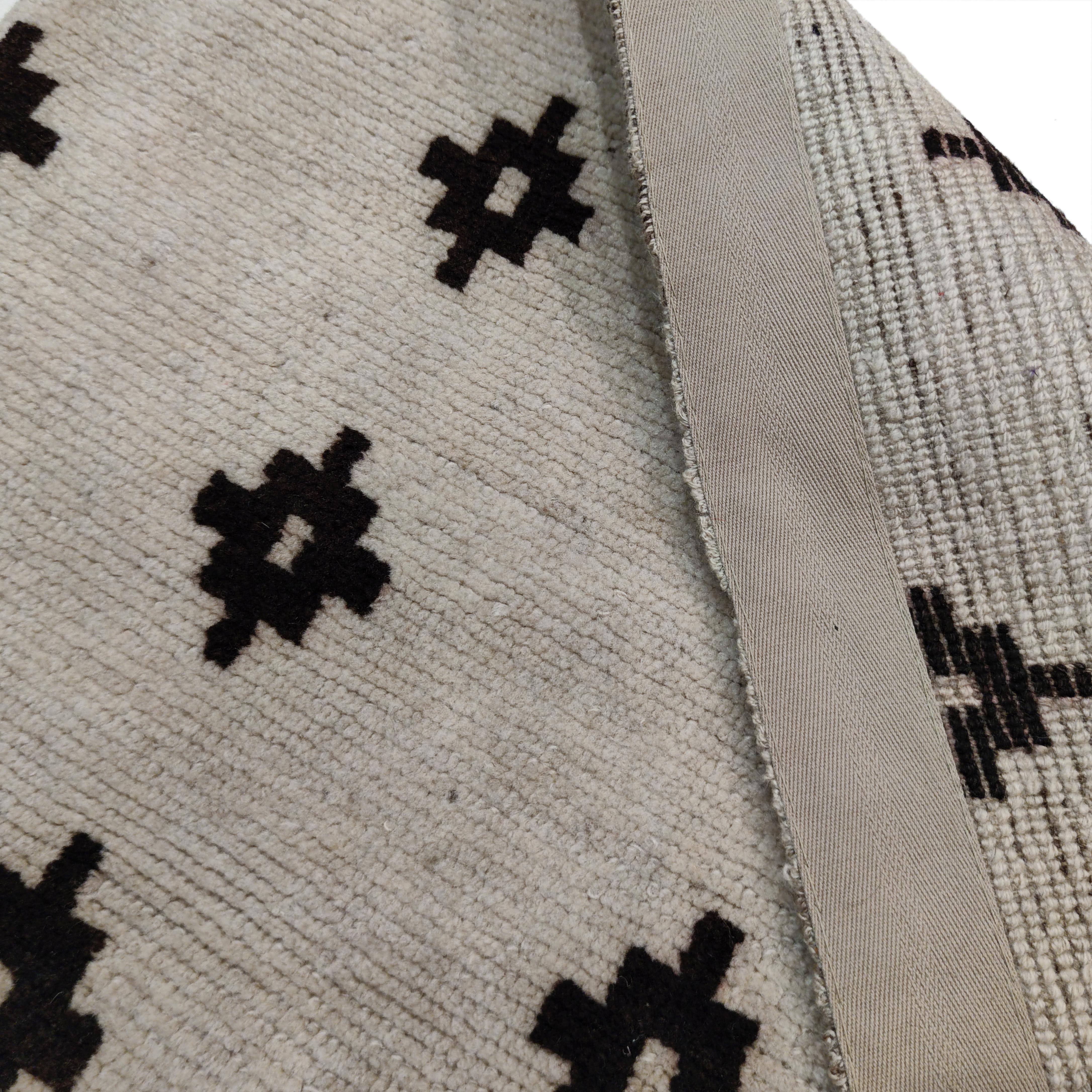 Ancien tapis tibtain de type Khaden  fond blanc et diamants noirs  gradins en vente 1