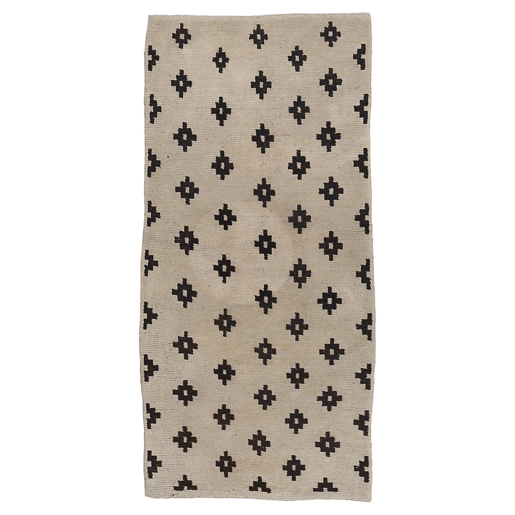 Ancien tapis tibétain Khaden à fond blanc avec diamants noirs à gradins