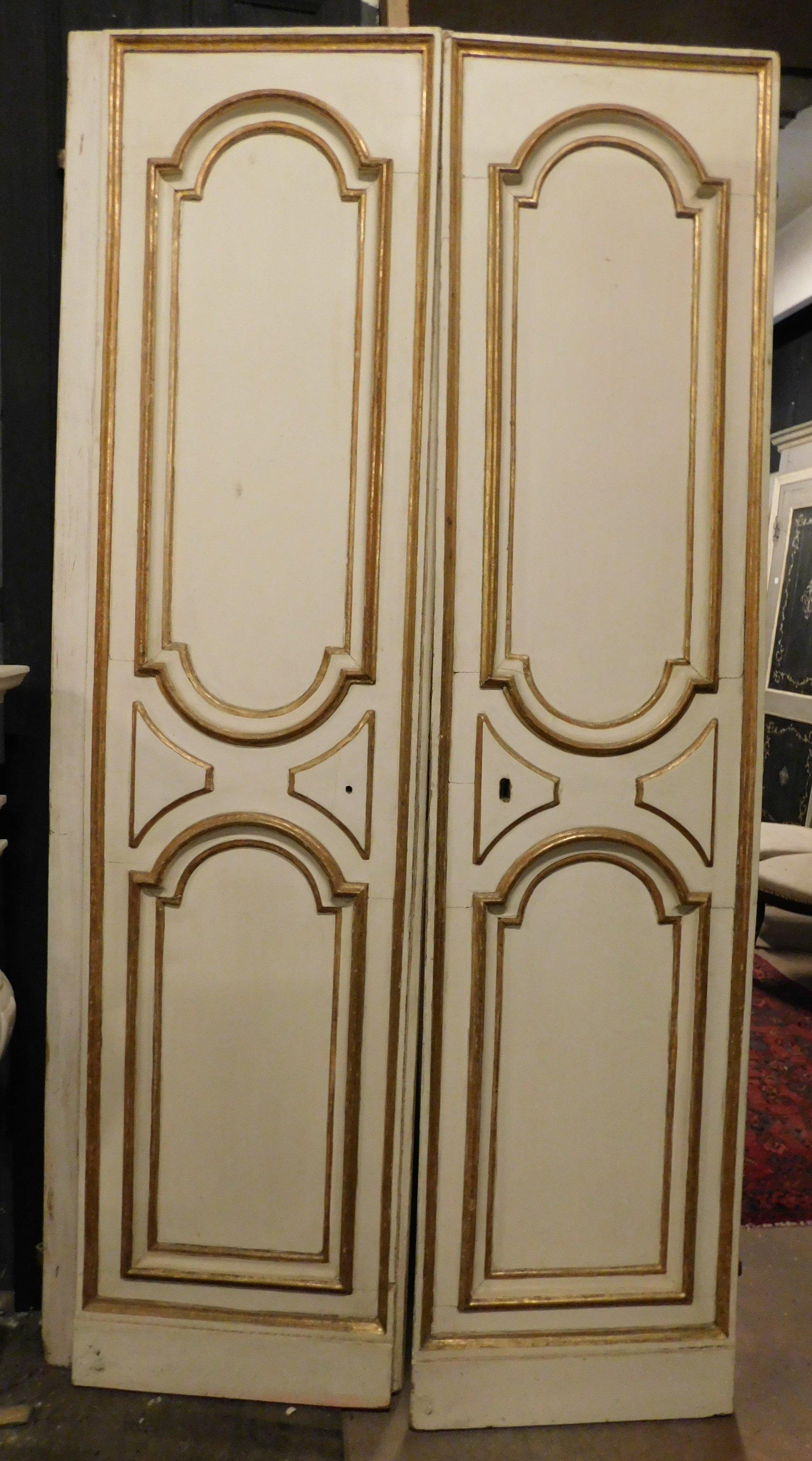 Ancient double-wing interior door, hand-lacquered with a patinated white background and carved and gilded molure in the details, from the full eighteenth century, coming from Rome (Italy).
Superb elegant and classy door, smooth back and white