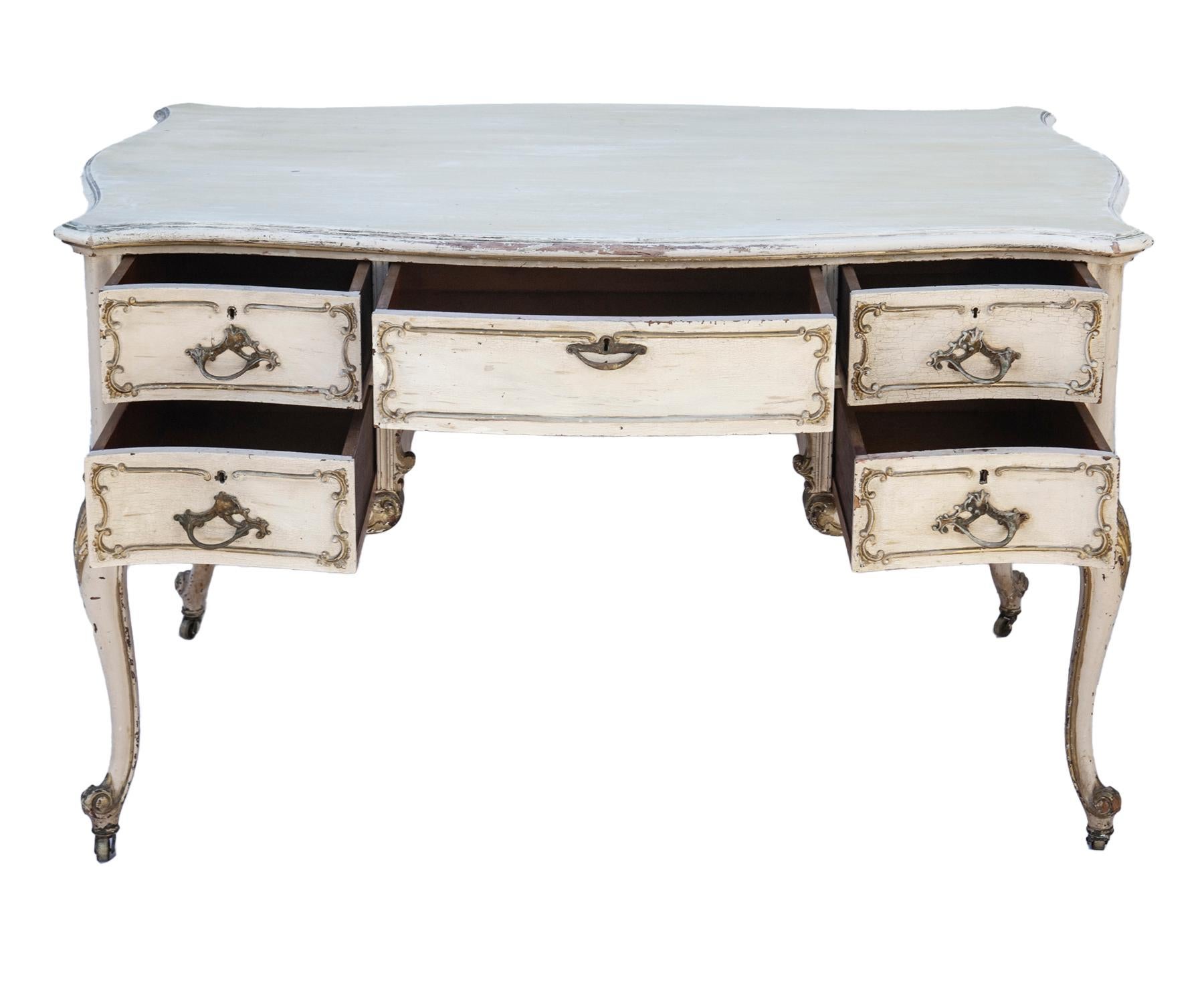 Escritorio italiano antiguo, pintado, para socios.
Perfecto para dos, trabajando simultáneamente.
Un lado tiene cinco cajones, mientras que el otro tiene cajones falsos.  
La construcción en madera maciza garantiza décadas de uso y disfrute