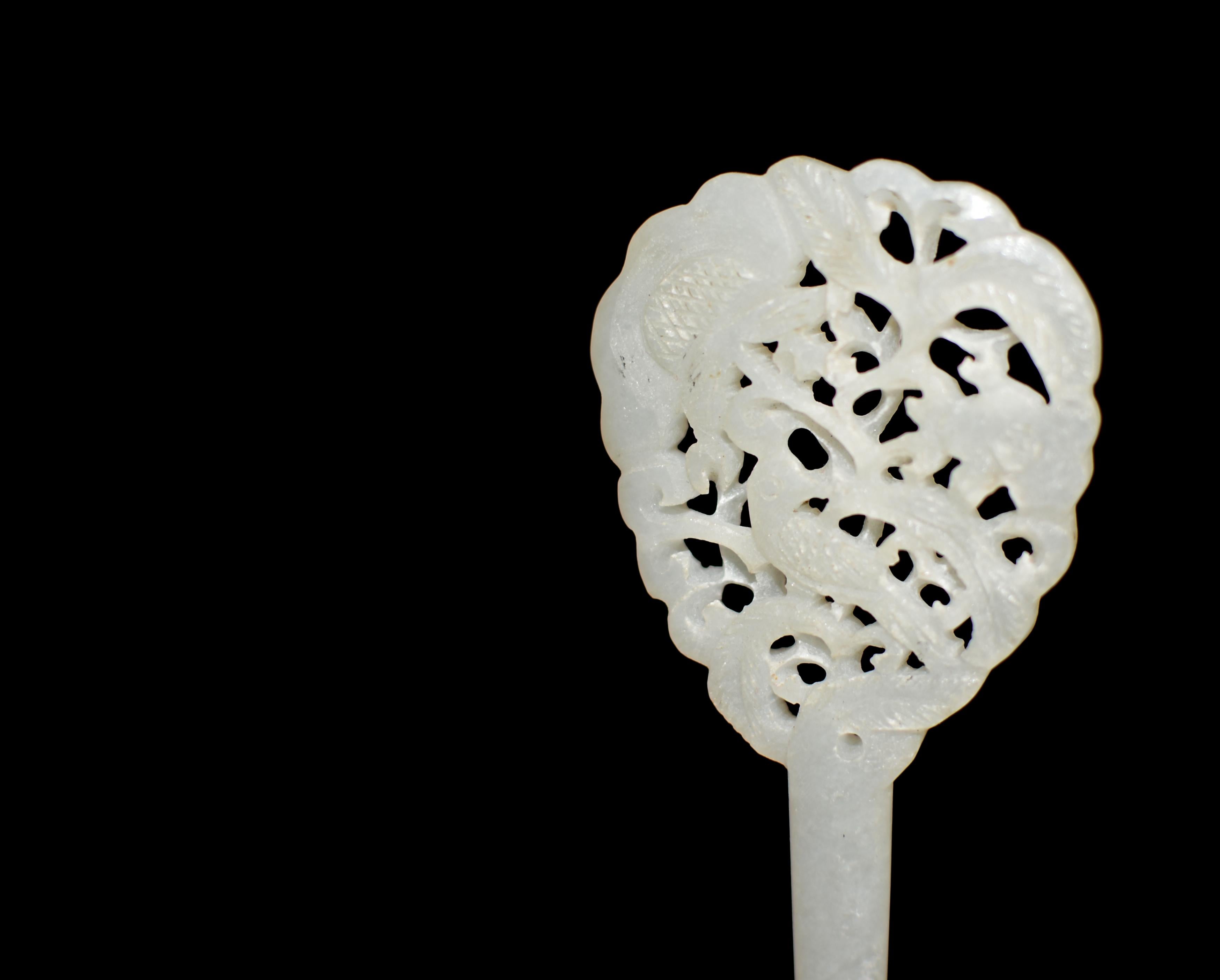 Antique White Jade Chinese Hair Pin Finely Carved In Good Condition For Sale In Somis, CA