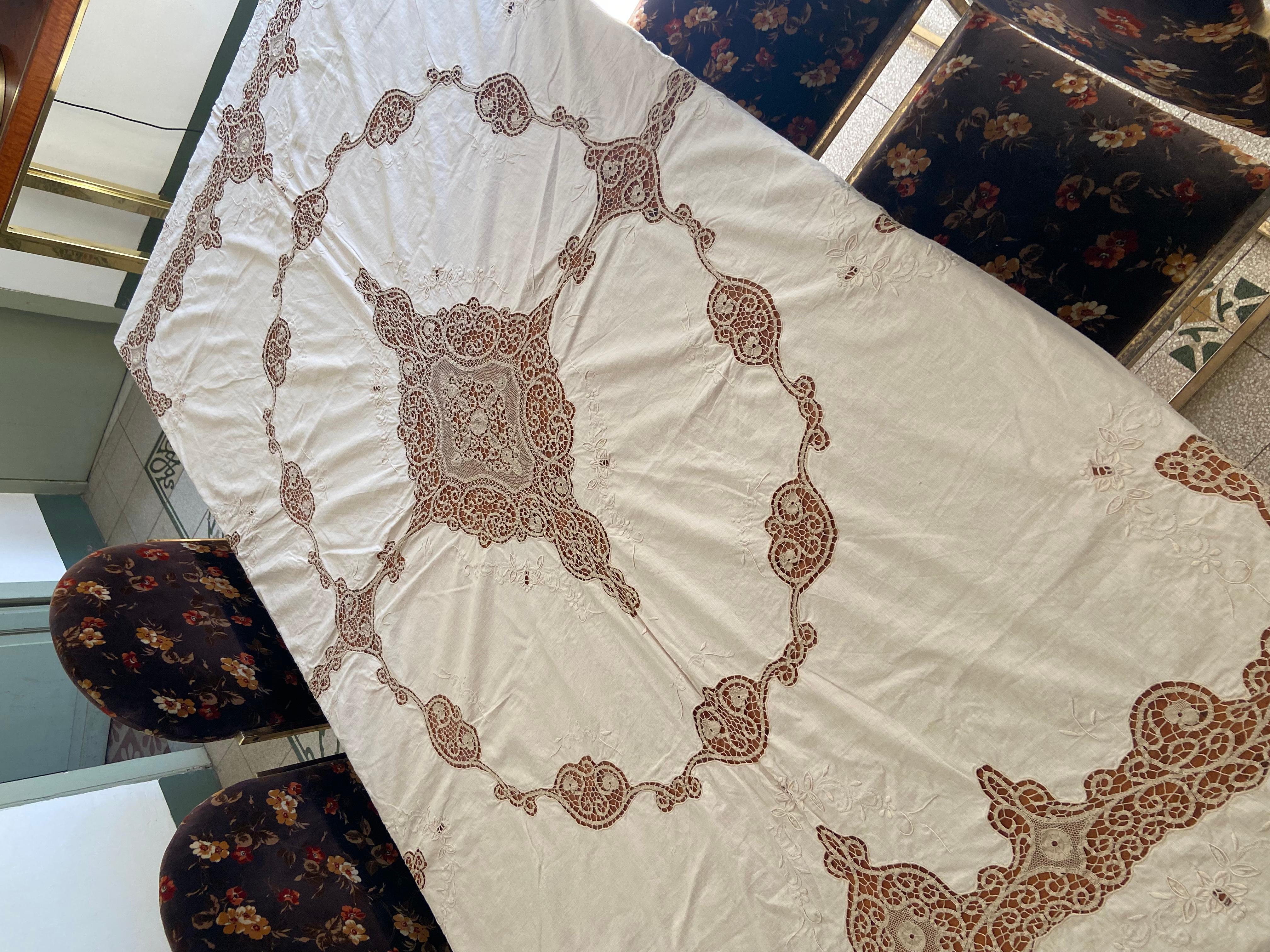 Wunderschöne antike italienische Leinentischdecke mit den Maßen 129x66 Zoll, handbestickt mit figuralen Motiven und mit einer zarten Wellenbordüre versehen. 

Made in Italien um die 1930er Jahre dieses Stück ist elegant detailliert und romantisch
