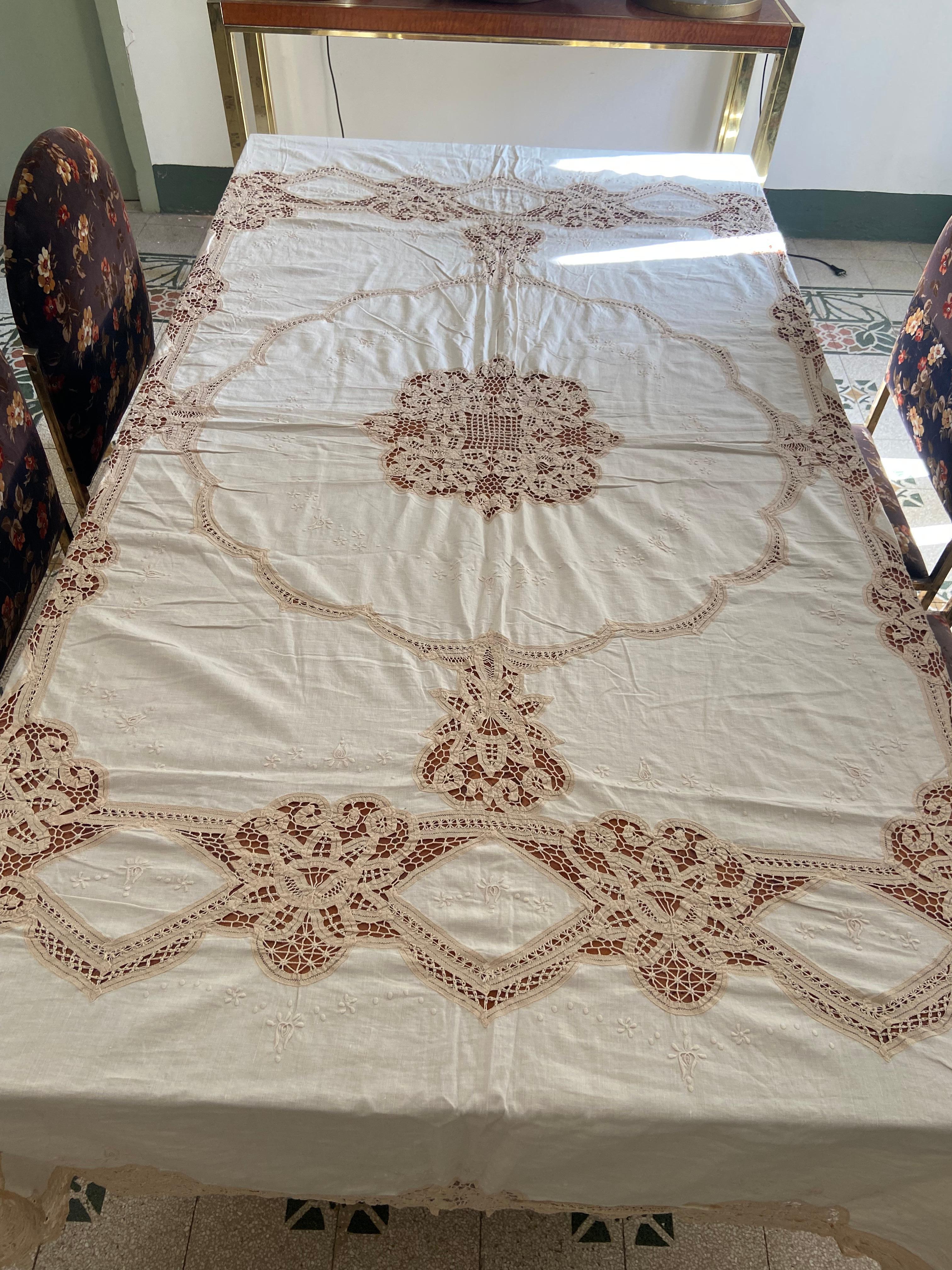 Wunderschöne antike italienische Leinentischdecke mit den Maßen von ca. 130 x 70 cm, handbestickt mit figuralen Motiven und mit einer zarten Wellenbordüre versehen. 

Made in Italien um die 1930er Jahre dieses Stück ist elegant detailliert und
