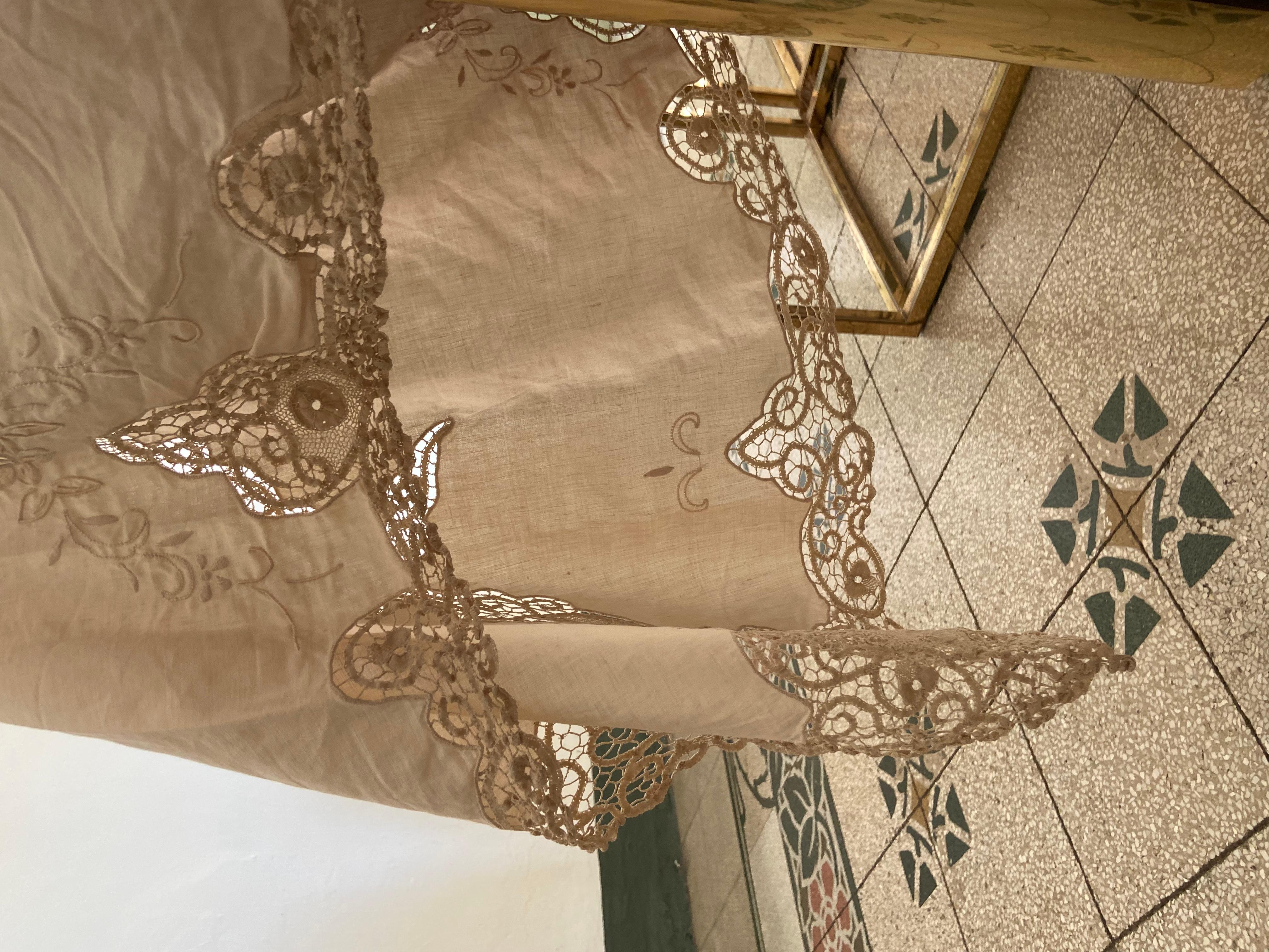 Antike weiße Leinentischdecke mit handgestickten figuralen Einsätzen (Romantik) im Angebot