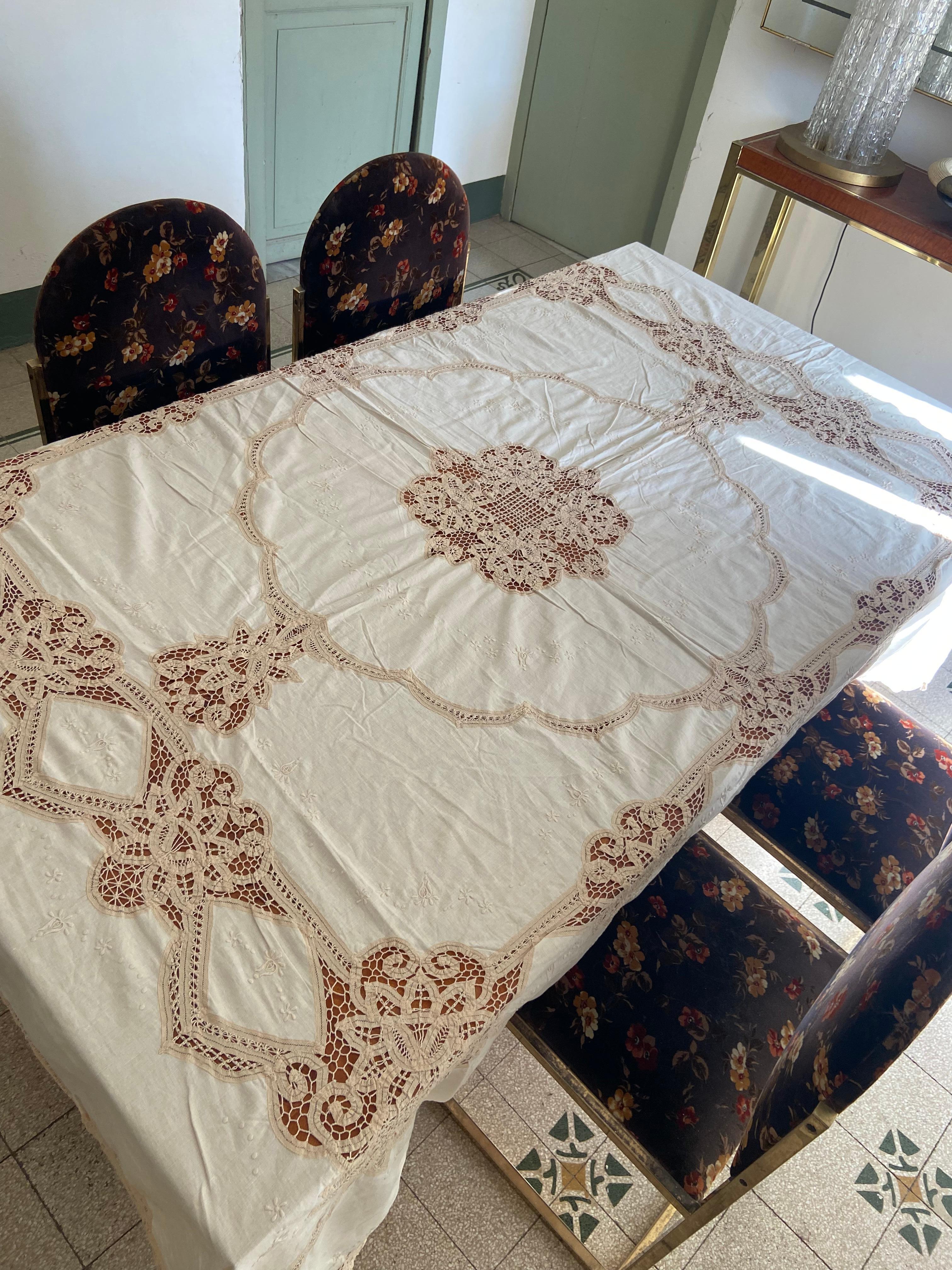 Romantique Nappe en lin blanc antique avec inserts figuratifs brodés à la main en vente