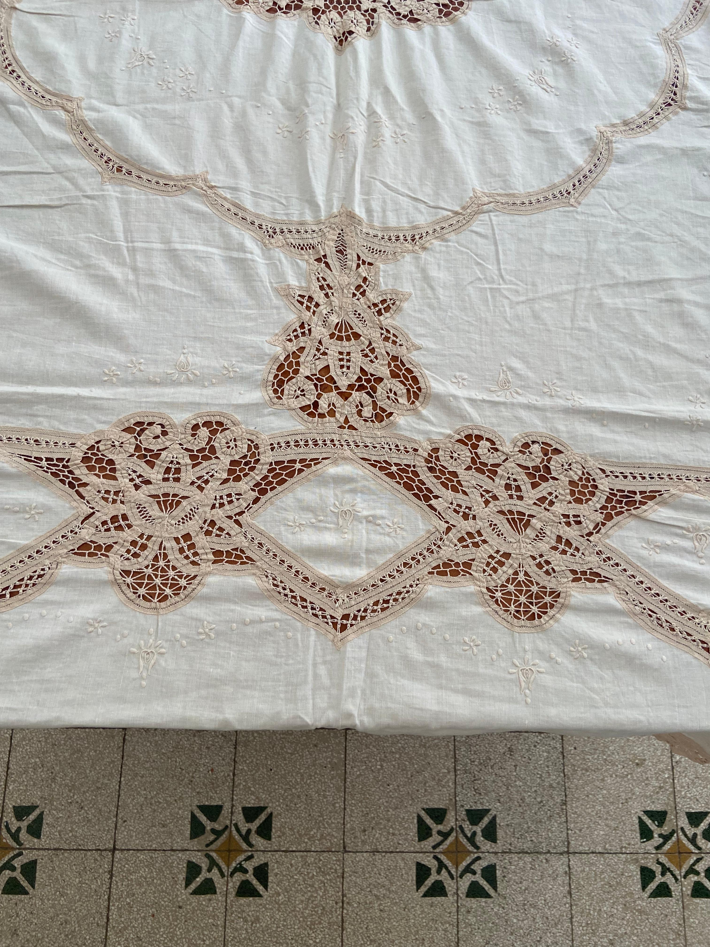 Antike weiße Leinentischdecke mit handgestickten figuralen Einsätzen (Italienisch) im Angebot