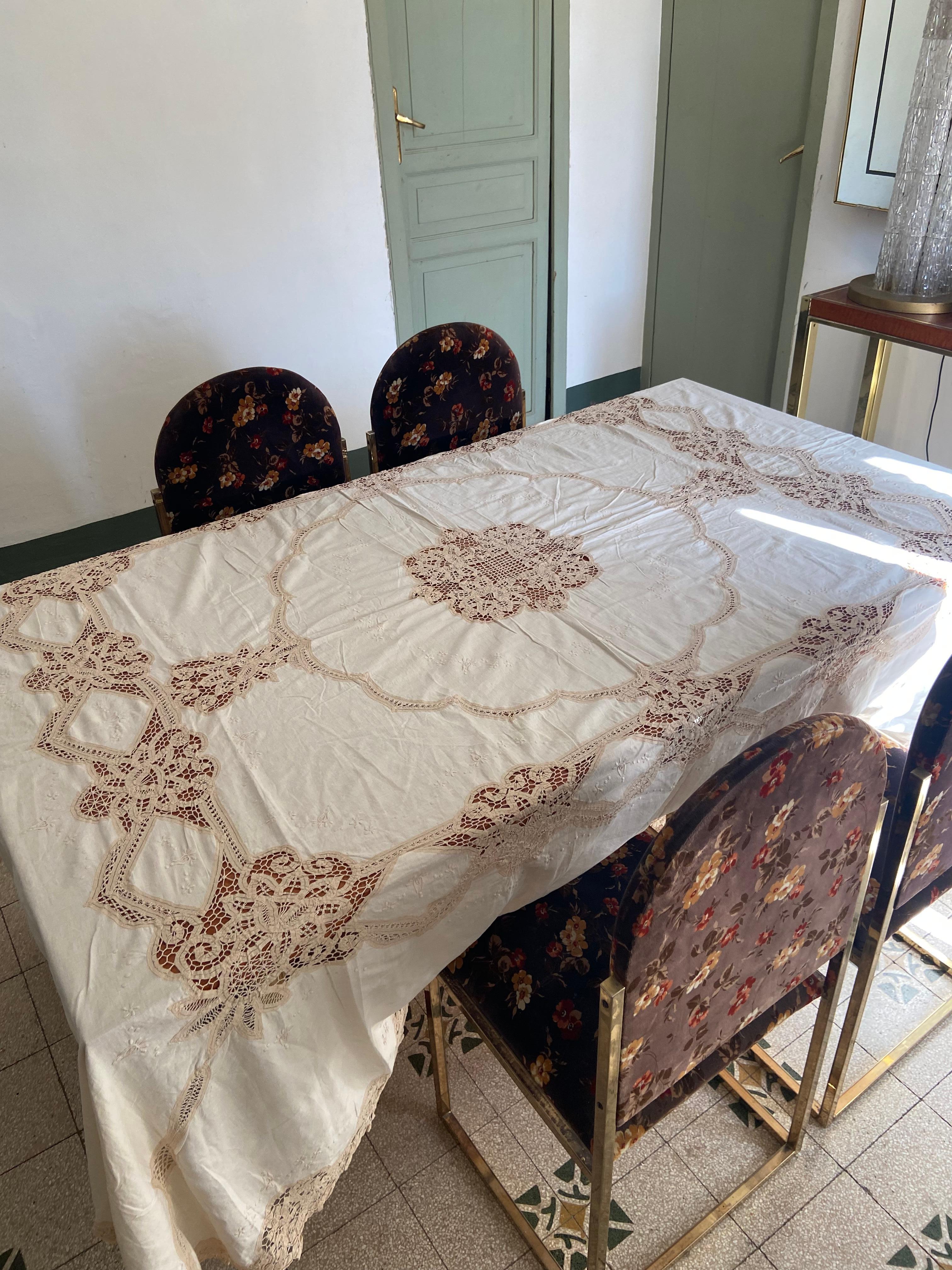 Antike weiße Leinentischdecke mit handgestickten figuralen Einsätzen im Zustand „Gut“ im Angebot in Palermo, PA