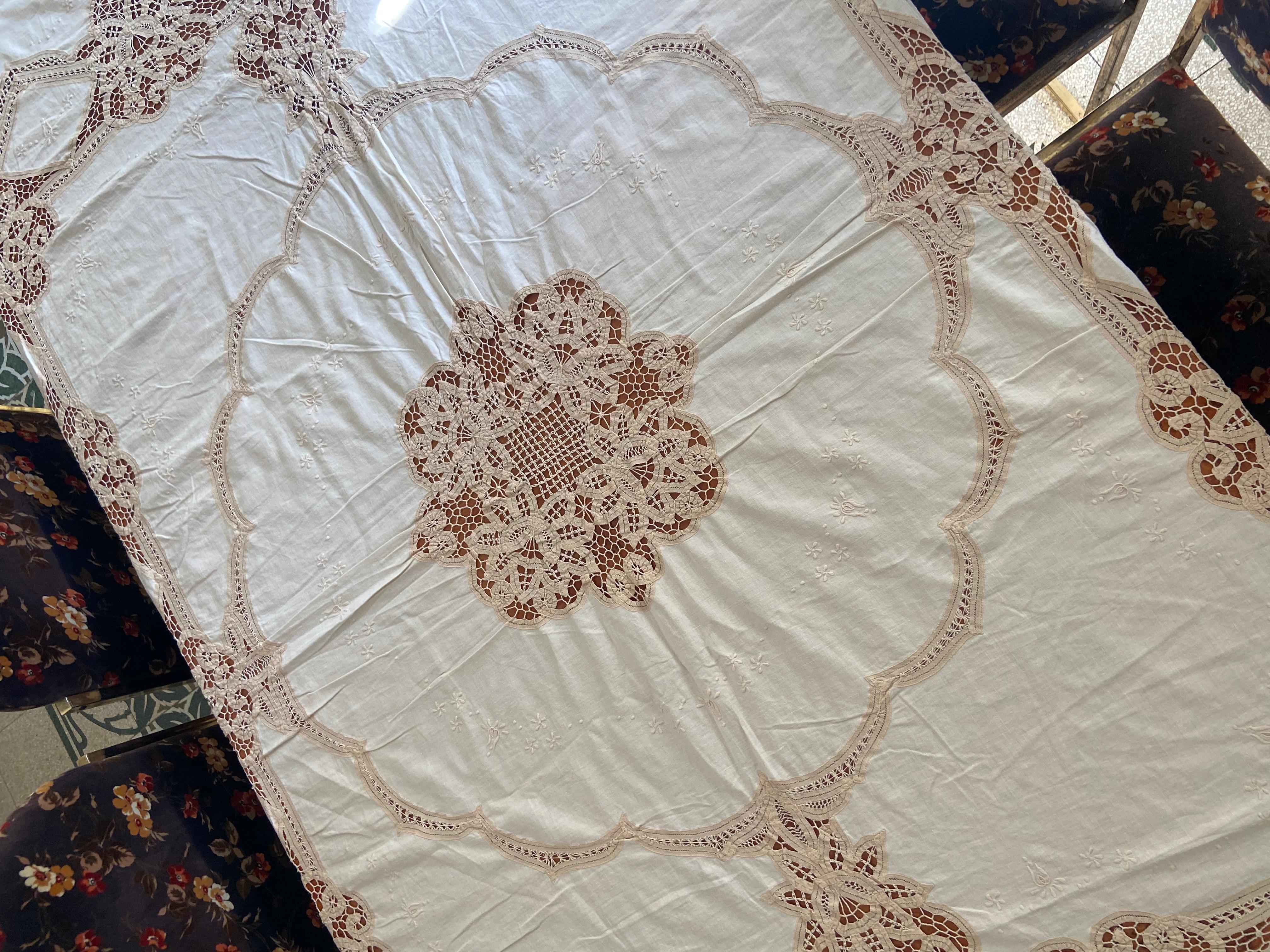 Nappe en lin blanc antique avec inserts figuratifs brodés à la main Bon état - En vente à Palermo, PA
