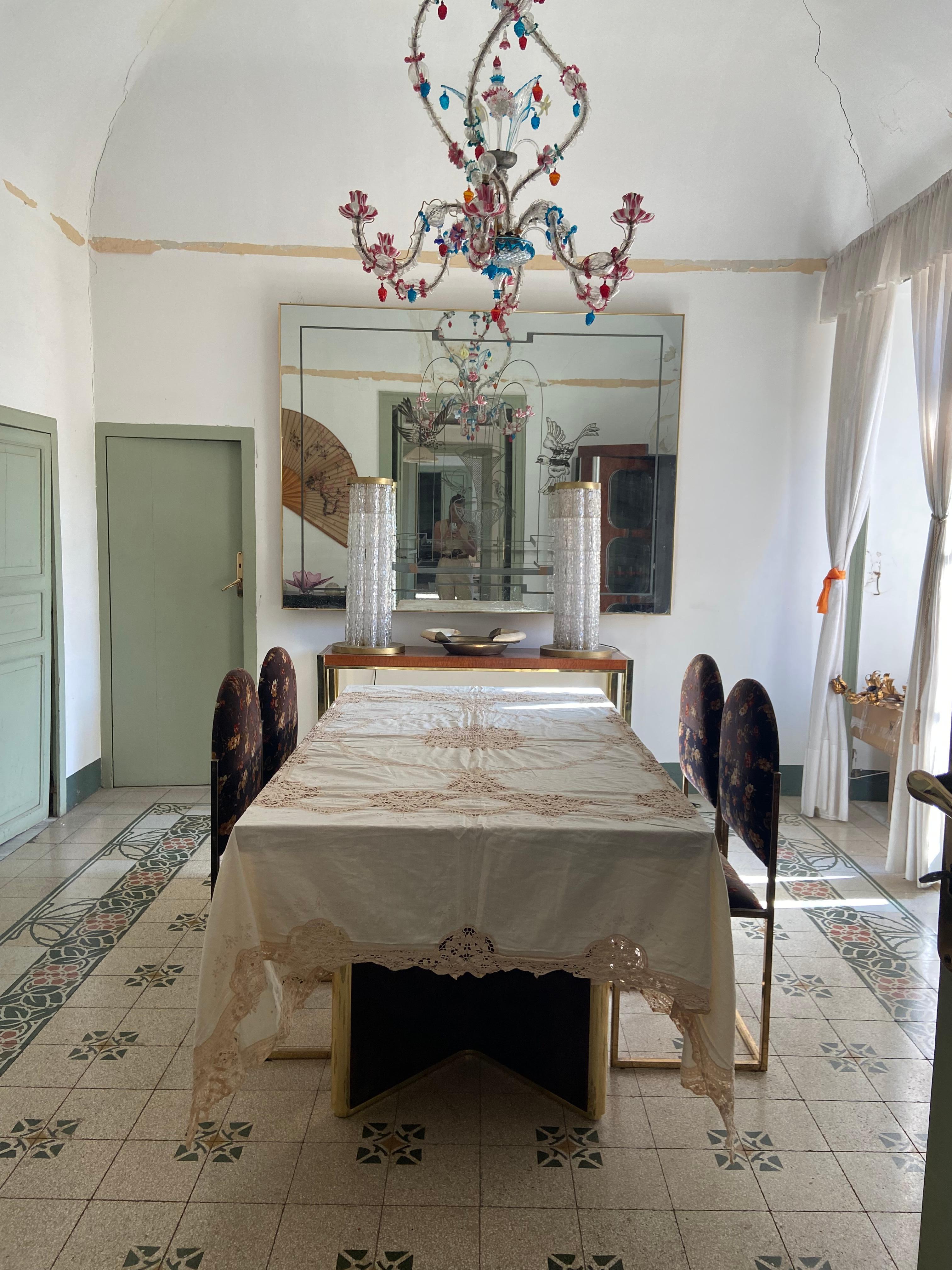 20ième siècle Nappe en lin blanc antique avec inserts figuratifs brodés à la main en vente