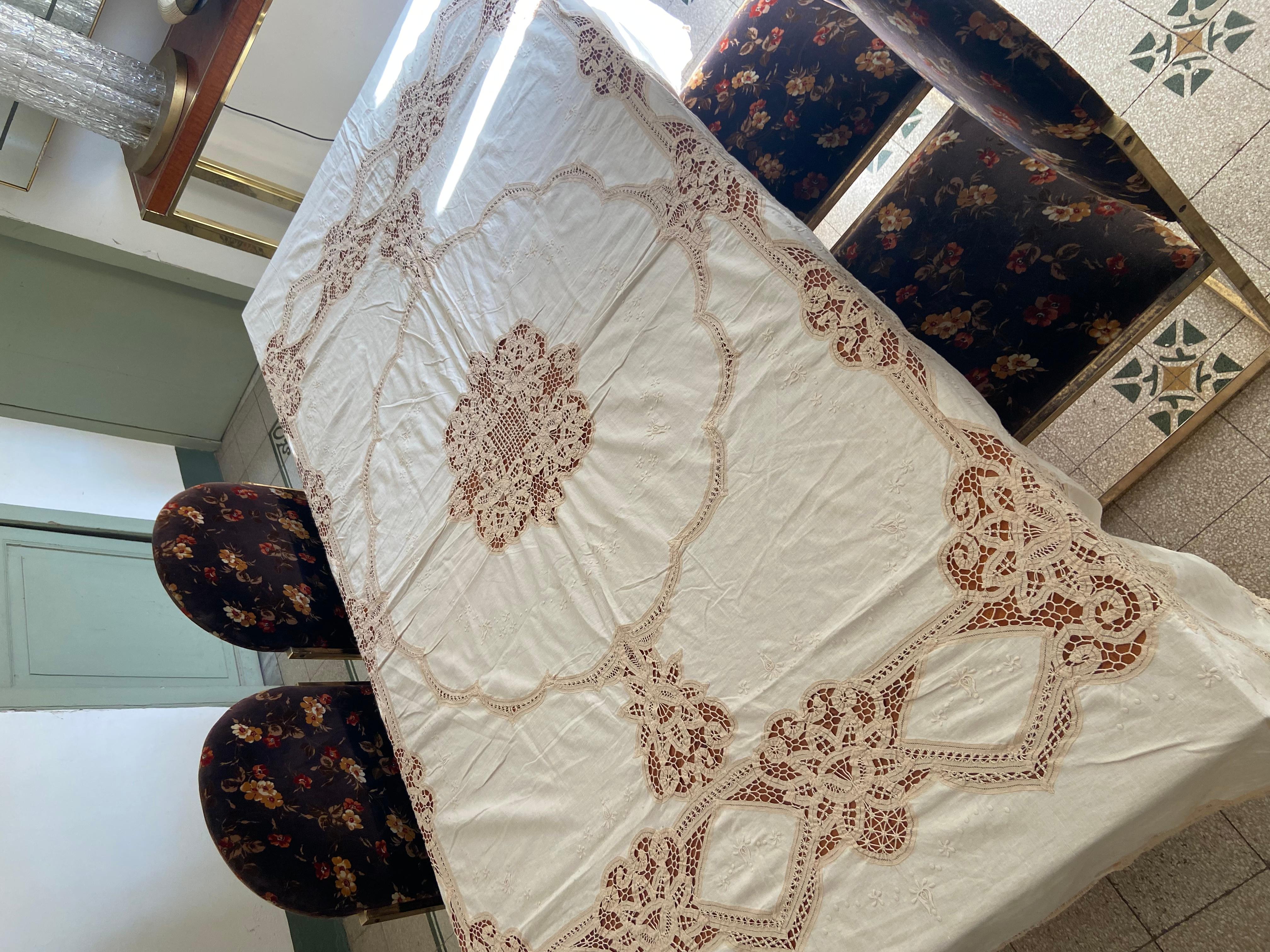 Antike weiße Leinentischdecke mit handgestickten figuralen Einsätzen im Angebot 1