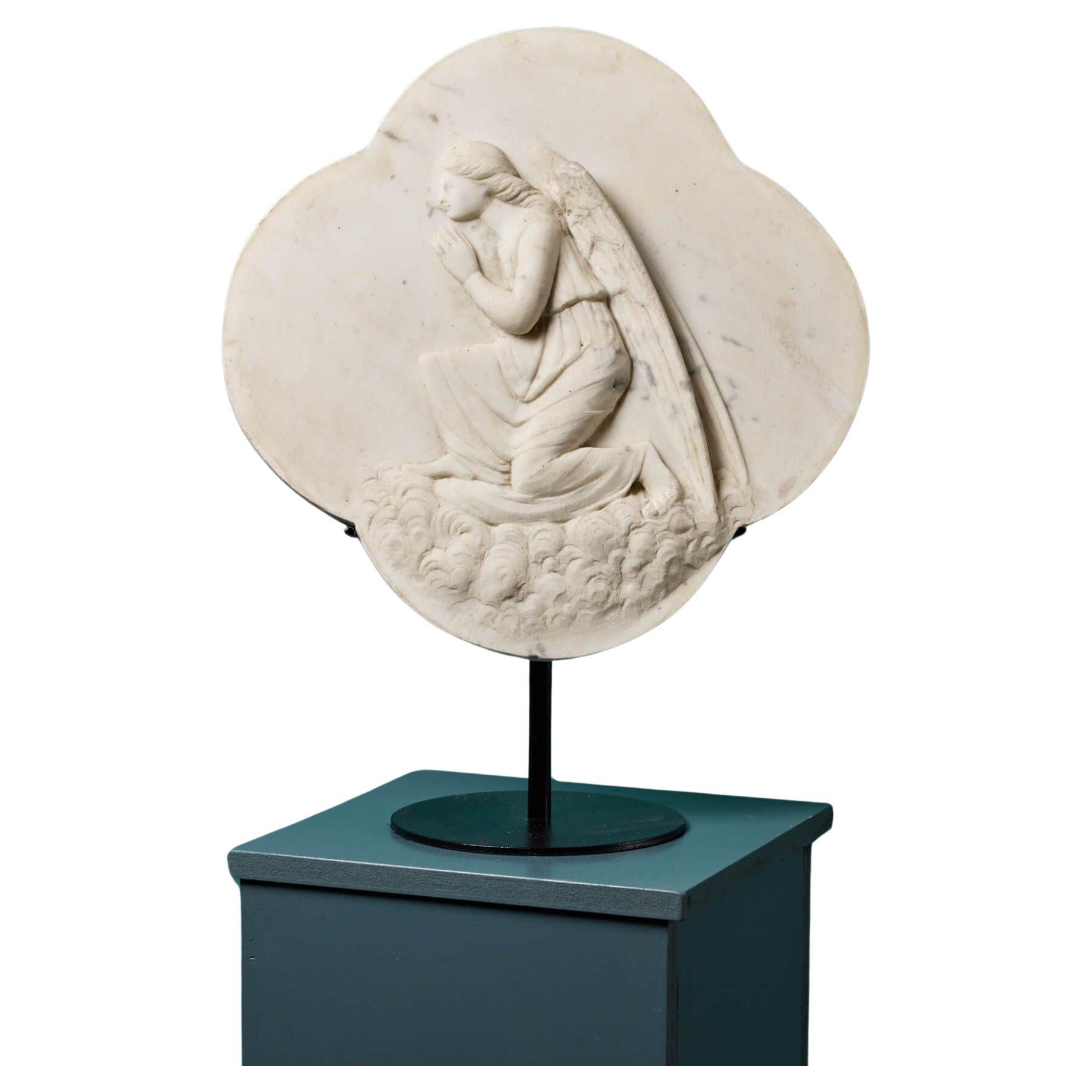 Antike Engelsplakette aus weißem Marmor auf Stand