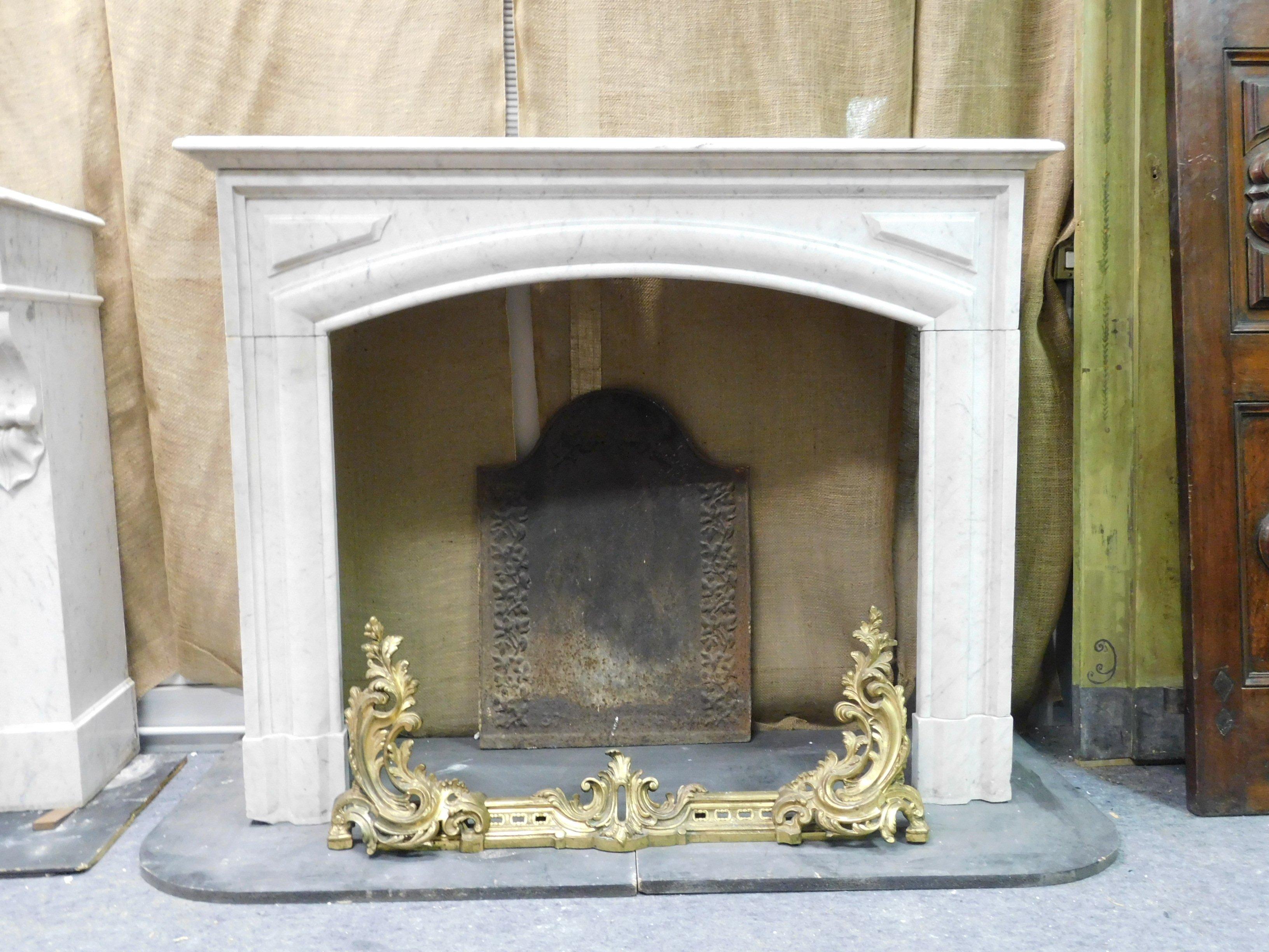 Antique white marble fireplace, 19th century, Italya antique fireplace in white marble, simple and minimal in shape, rounded mouth, 19th century, Italy.
Thanks to its soft but very simple lines, it fits well even in modern interiors, made with