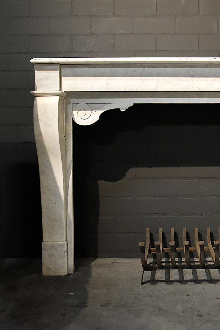 Beautiful antique marble fireplace mantel from the 19th century.
To place in front of the chimney.
Recuperated from a mansion near Paris, France.