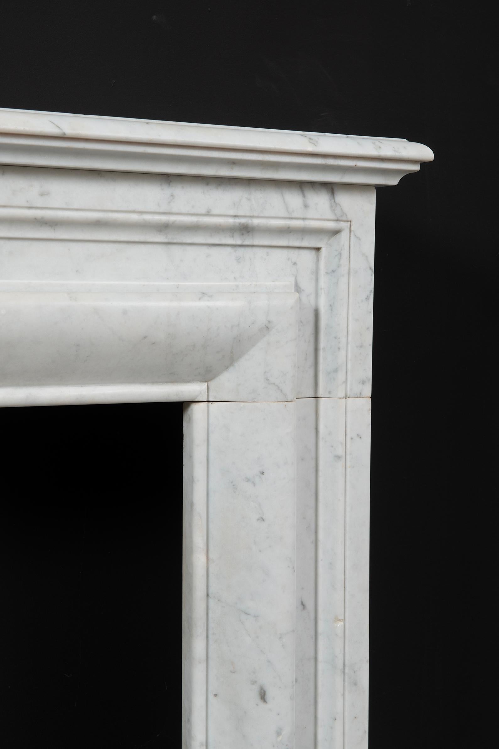 Repisa de chimenea de mármol blanco antiguo en venta 8