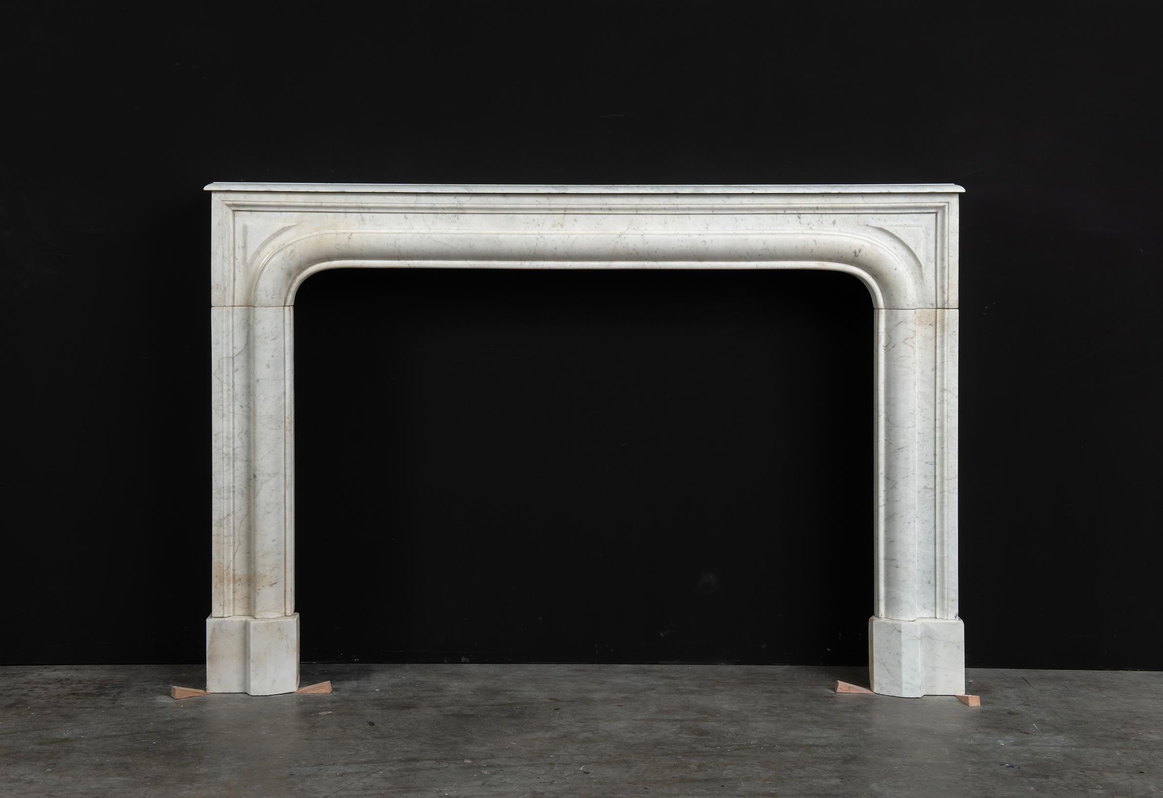Very nice profiled white marble fireplace from France.
This nice sized 19th century mantel has a nice profiled topshelf above an arched frieze with a strong profile that continuous in the jambs al the way down to the shaped endblocks.

It is in nice