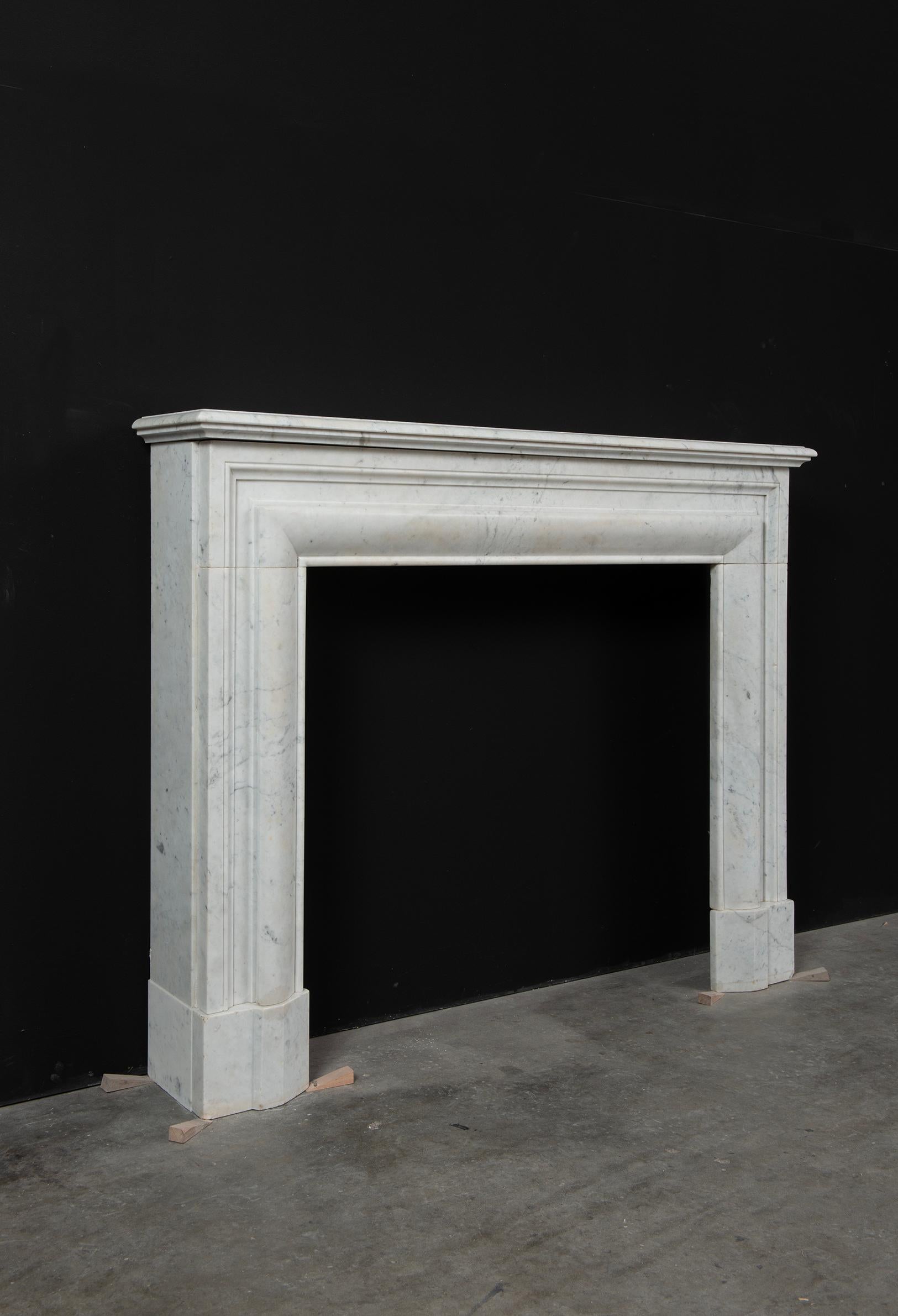 Very nice profiled white marble fireplace from France.
This nice sized 19th century mantel has a nice profiled topshelf above an straight frieze with a strong profile that continuous in the jambs al the way down to the shaped endblocks.

It is in