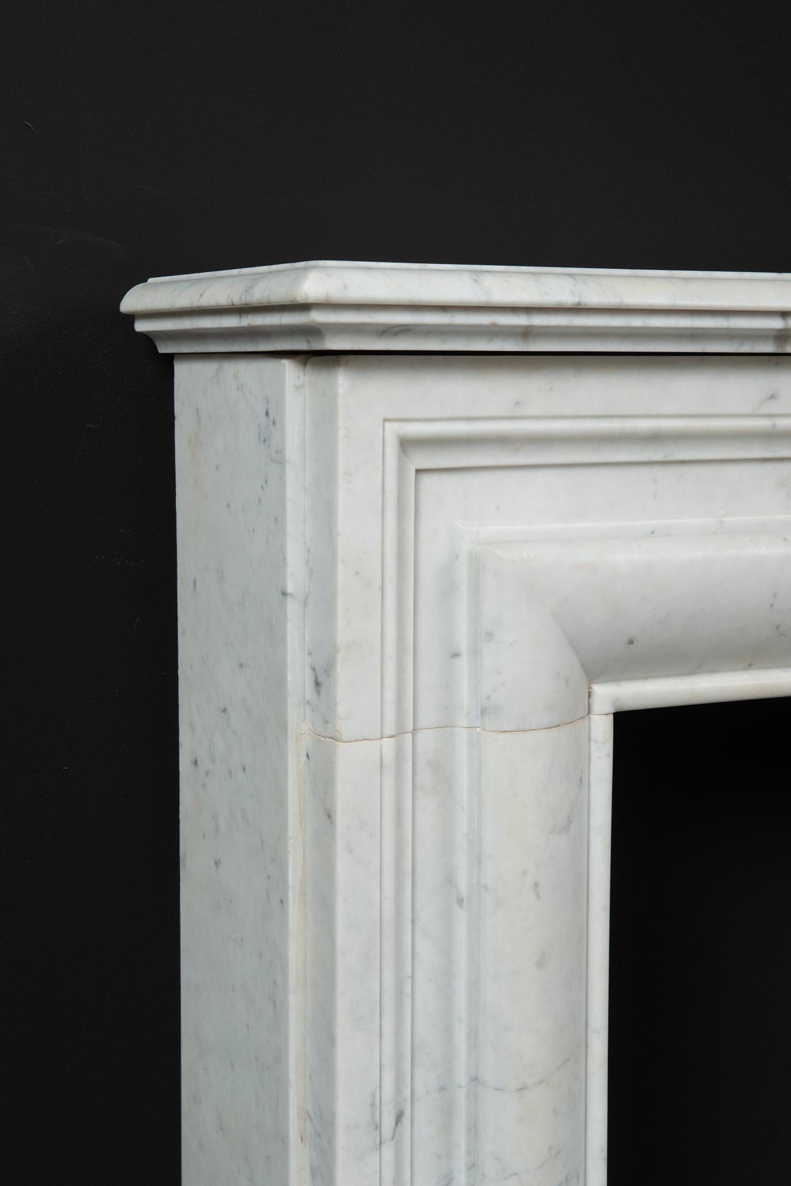 Repisa de chimenea de mármol blanco antiguo en venta 1