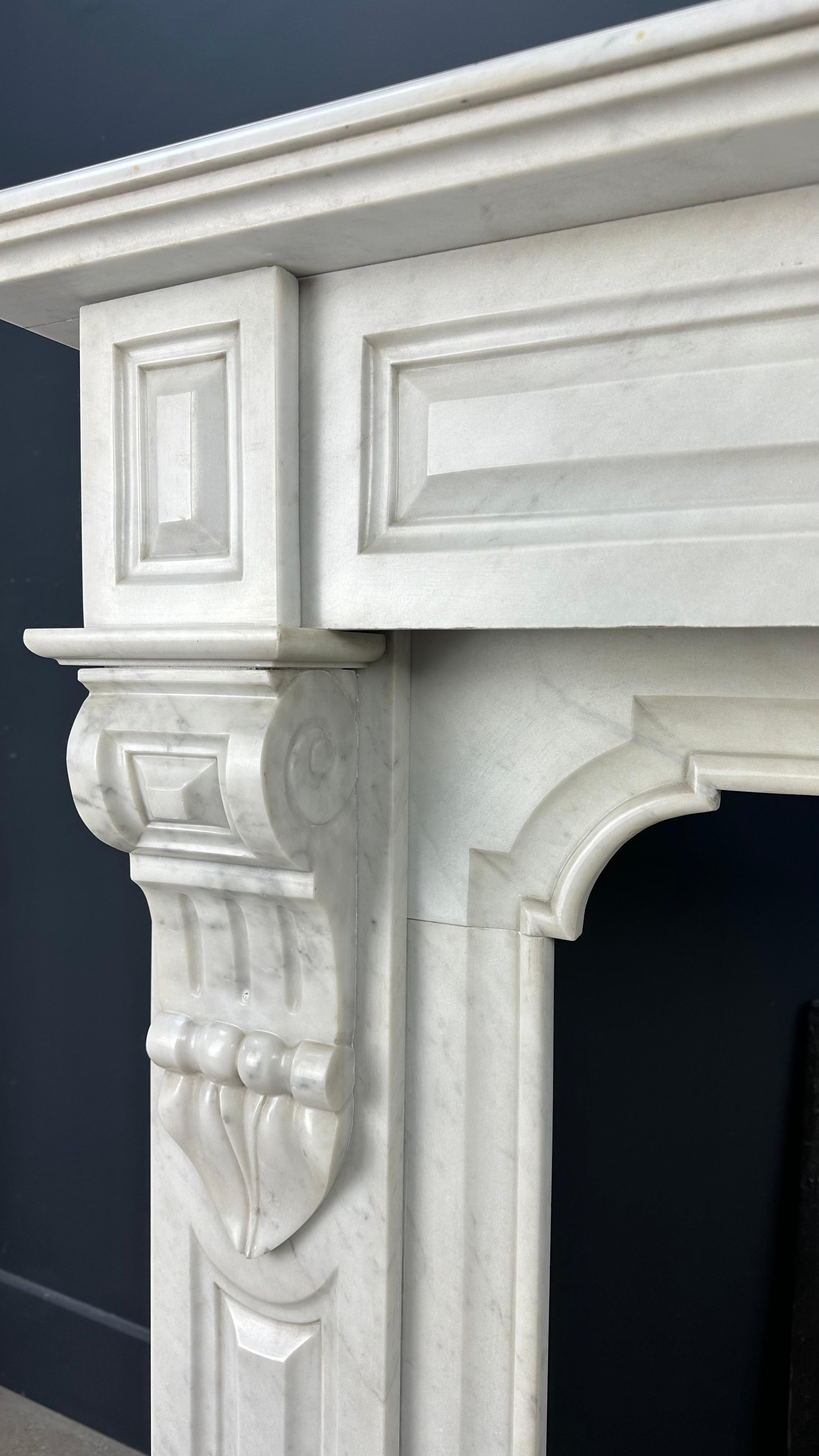 Antique White Marble Fireplace Surround In Good Condition In Oostvoorne, NL