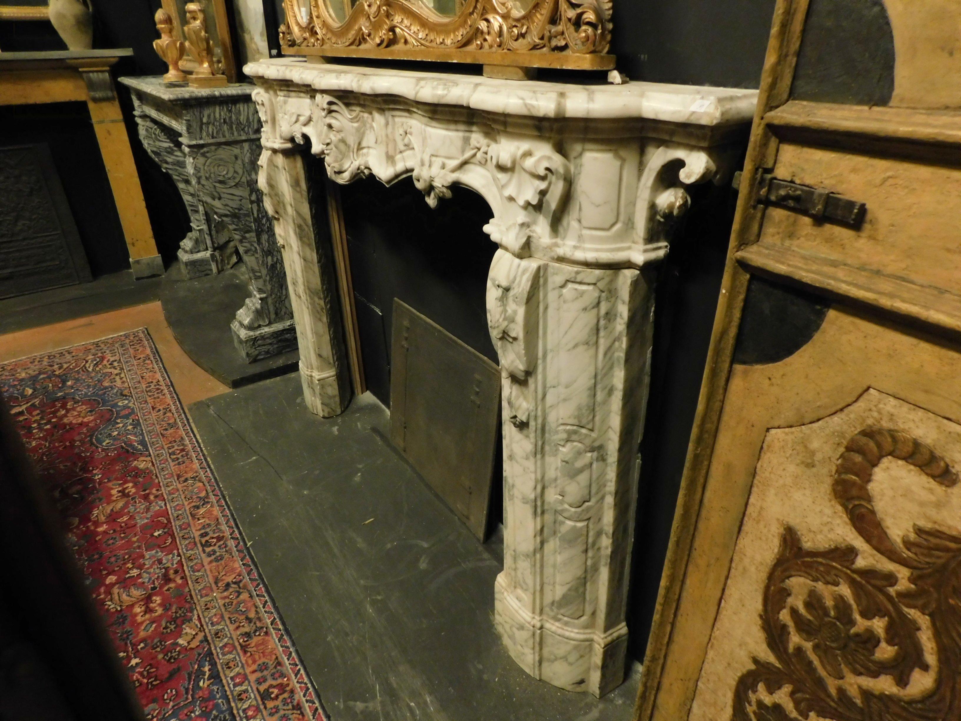 Antique White Marble Fireplace with Mask and Friezes, 18th Century, Italy For Sale 5