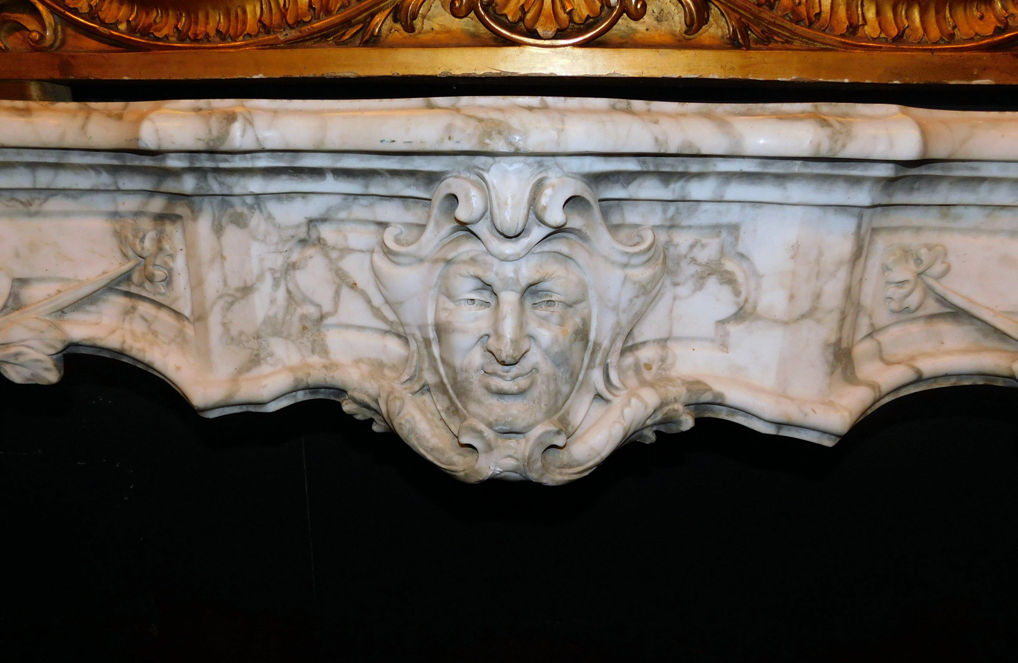 Antique White Marble Fireplace with Mask and Friezes, 18th Century, Italy In Good Condition For Sale In Cuneo, Italy (CN)