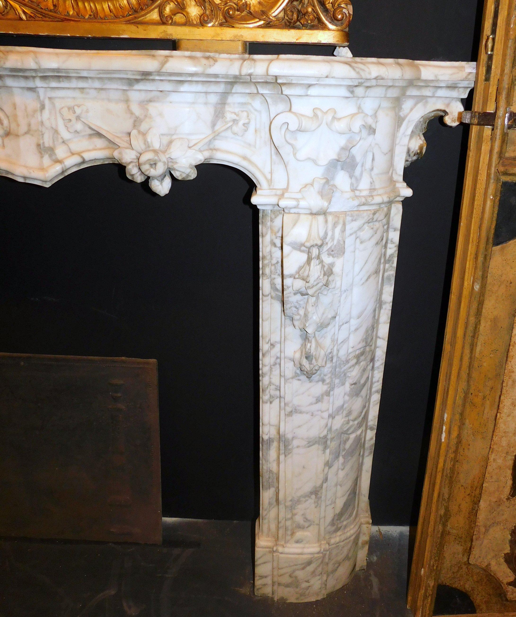 Antique White Marble Fireplace with Mask and Friezes, 18th Century, Italy For Sale 2