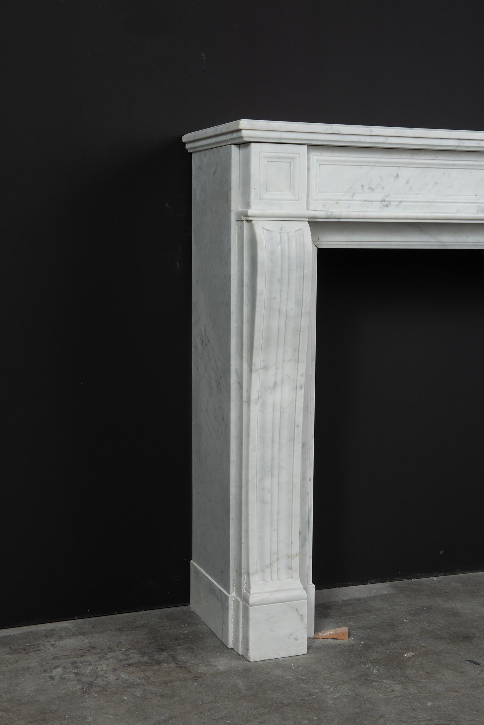 Antiker Louis-XVI-Kaminmantel aus weißem Marmor im Angebot 7