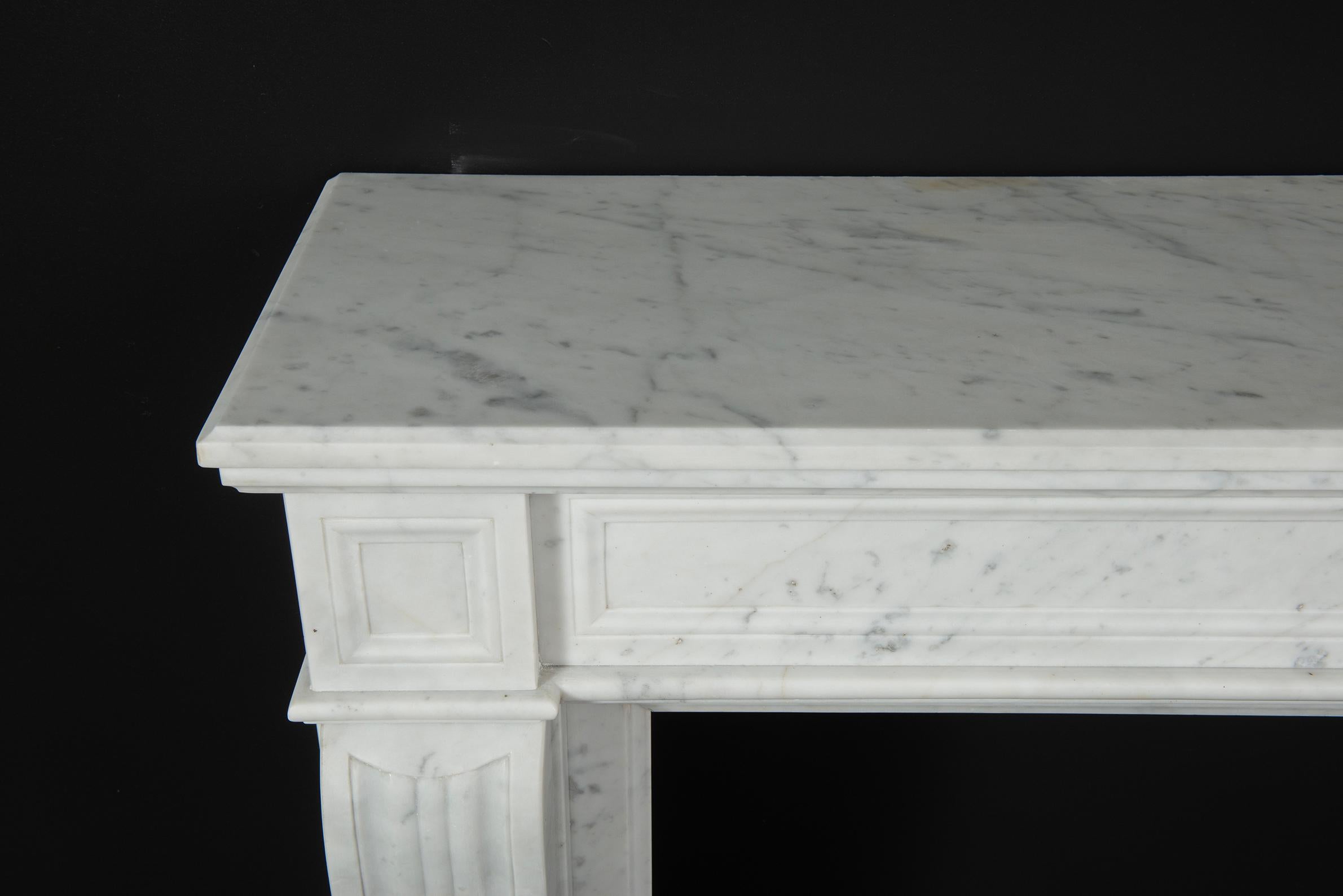 Antique White Marble Louis XVI Fireplace Mantel In Good Condition For Sale In Haarlem, Noord-Holland