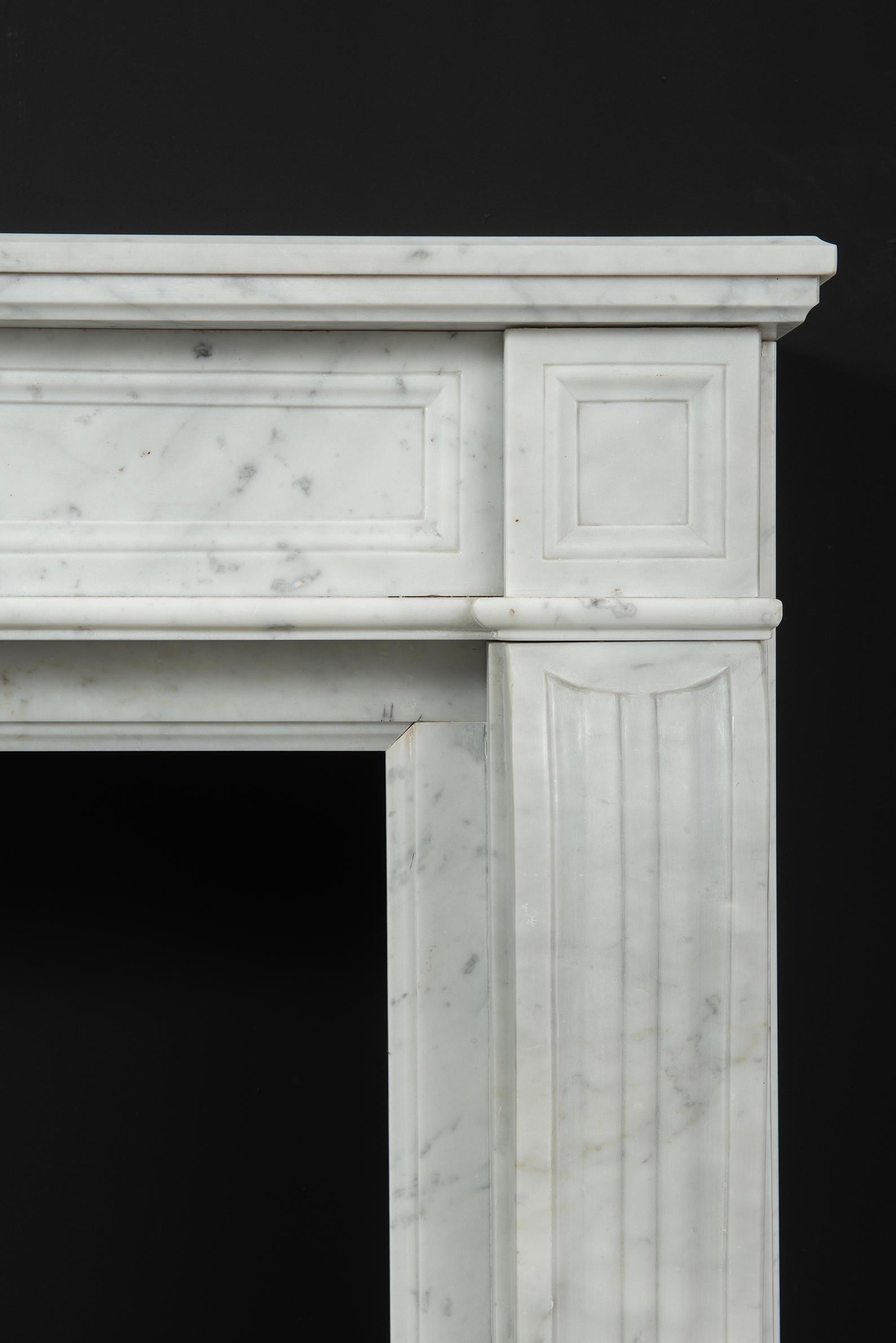 Antiker Louis-XVI-Kaminmantel aus weißem Marmor im Angebot 3
