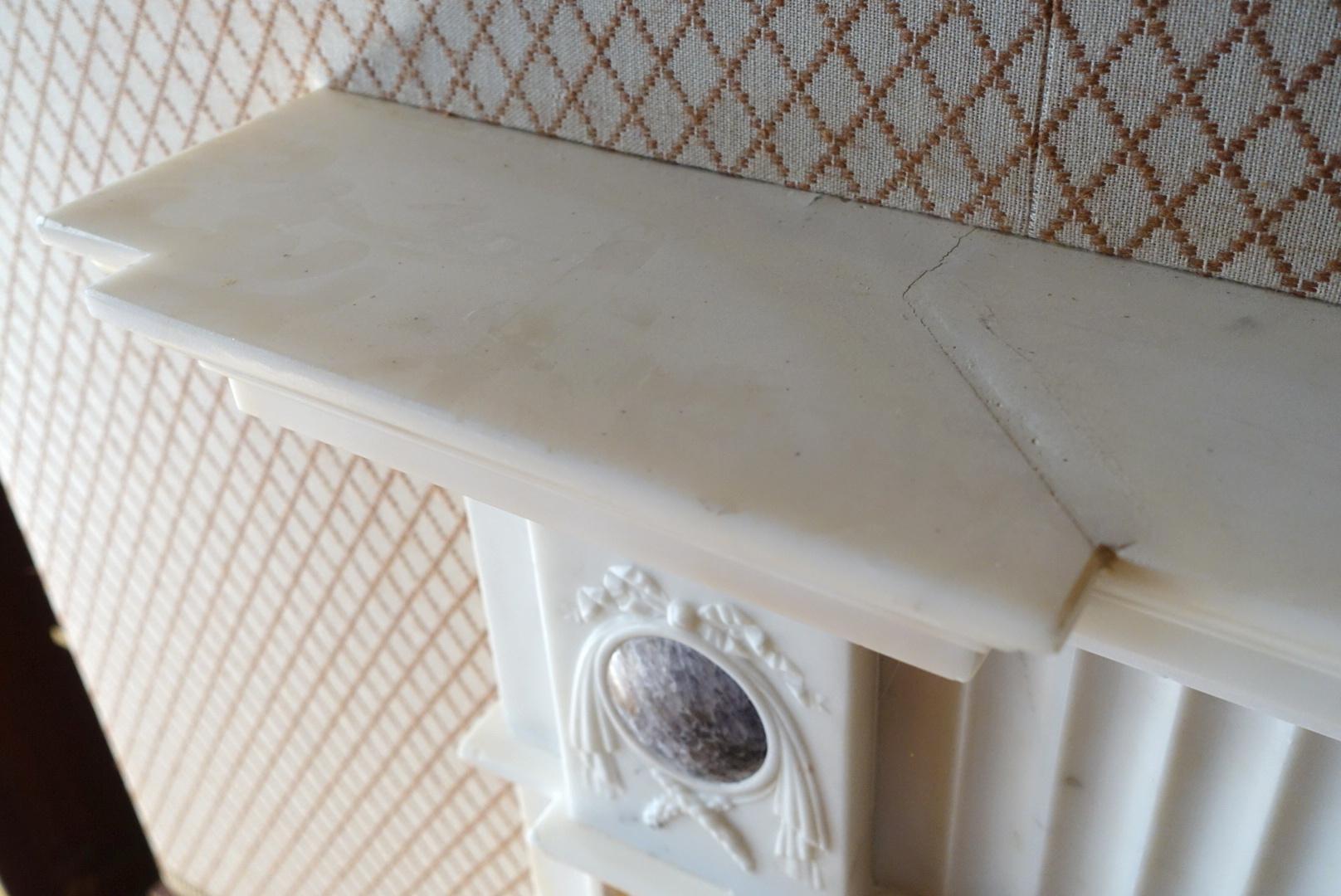 Cheminée ancienne en marbre blanc avec accents de Sienne et pierres violettes 3