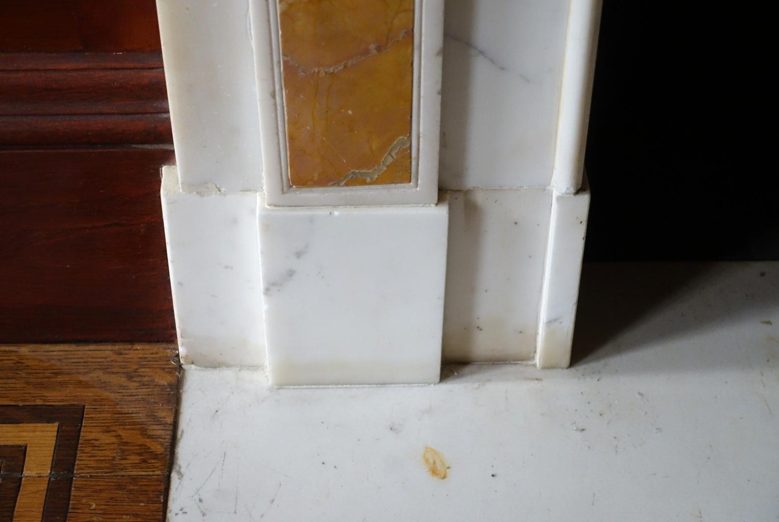 Cheminée ancienne en marbre blanc avec accents de Sienne et pierres violettes 4