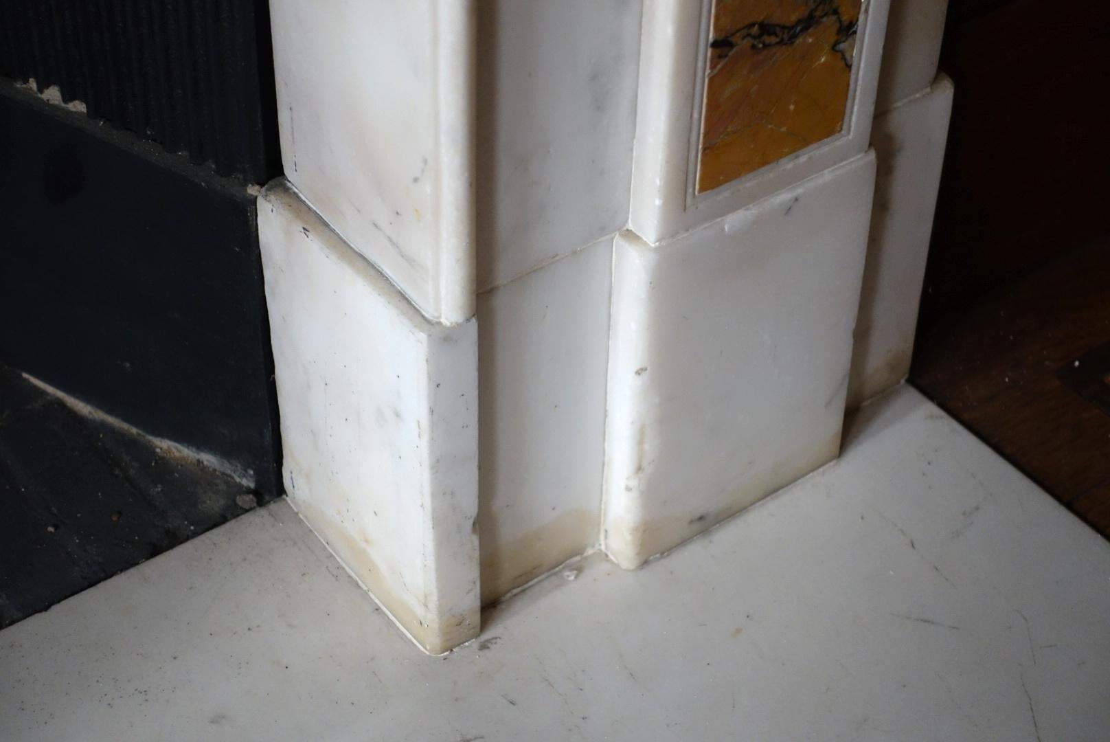 Cheminée ancienne en marbre blanc avec accents de Sienne et pierres violettes 5