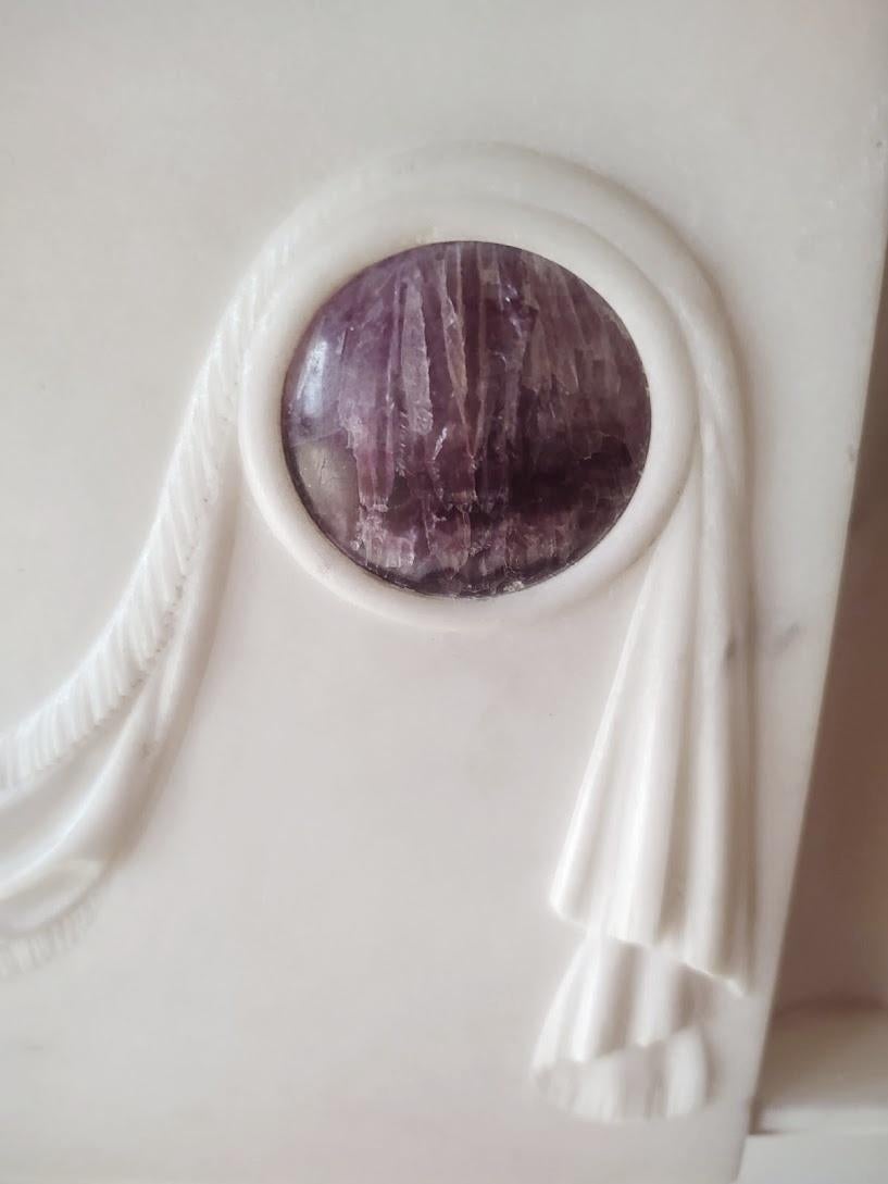 Cheminée ancienne en marbre blanc avec accents de Sienne et pierres violettes 7