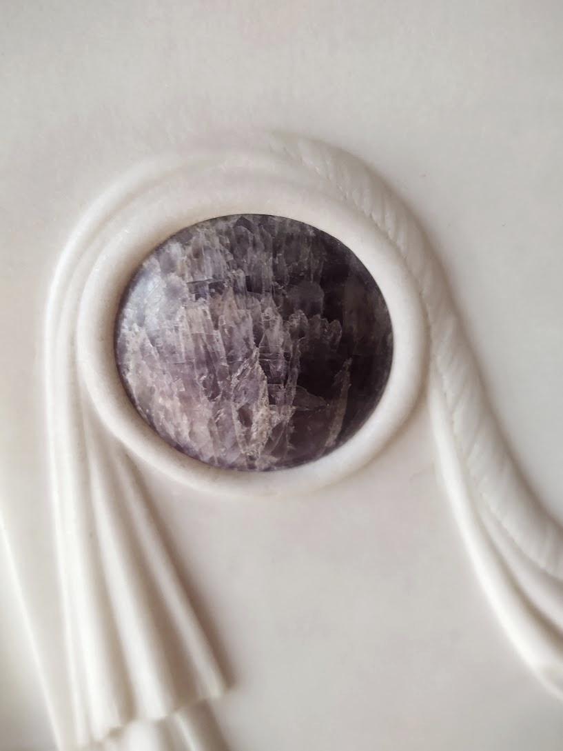 Cheminée ancienne en marbre blanc avec accents de Sienne et pierres violettes 8