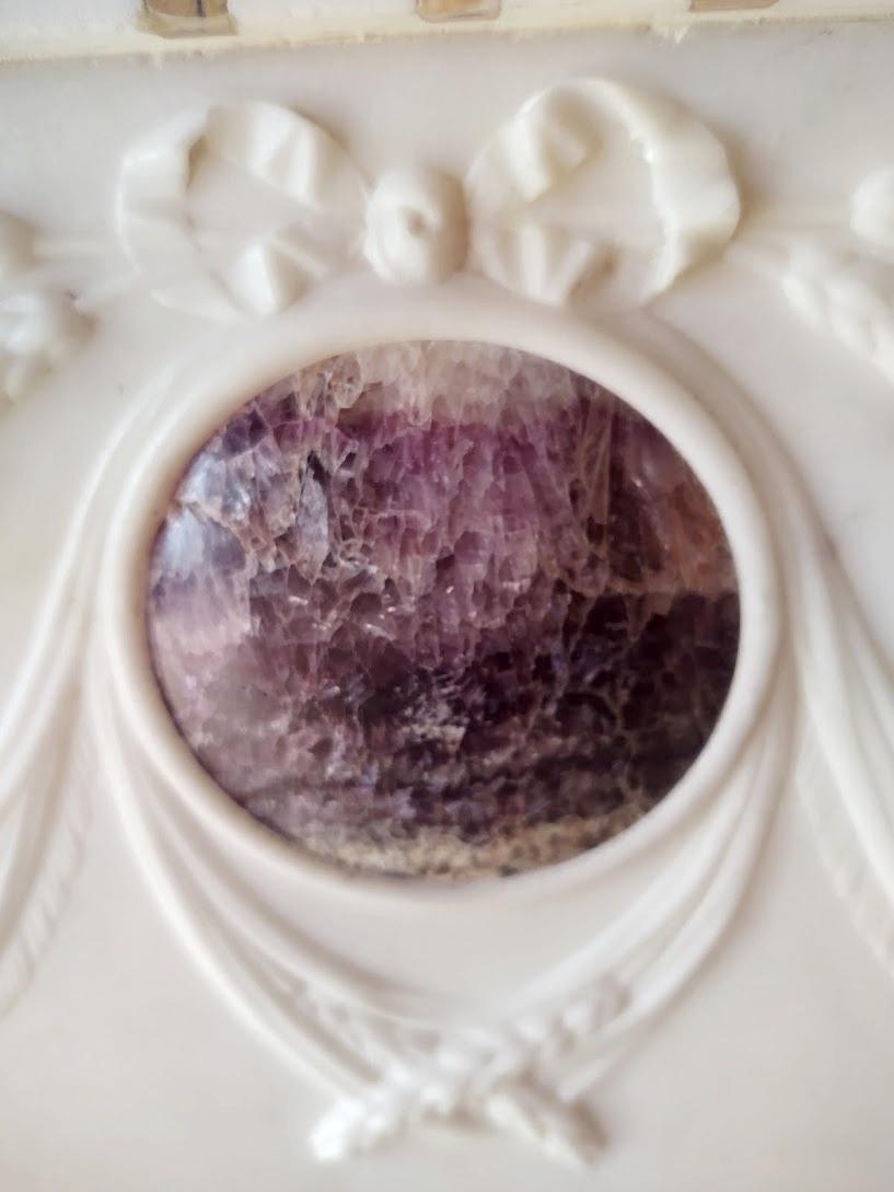 Cheminée ancienne en marbre blanc avec accents de Sienne et pierres violettes 9