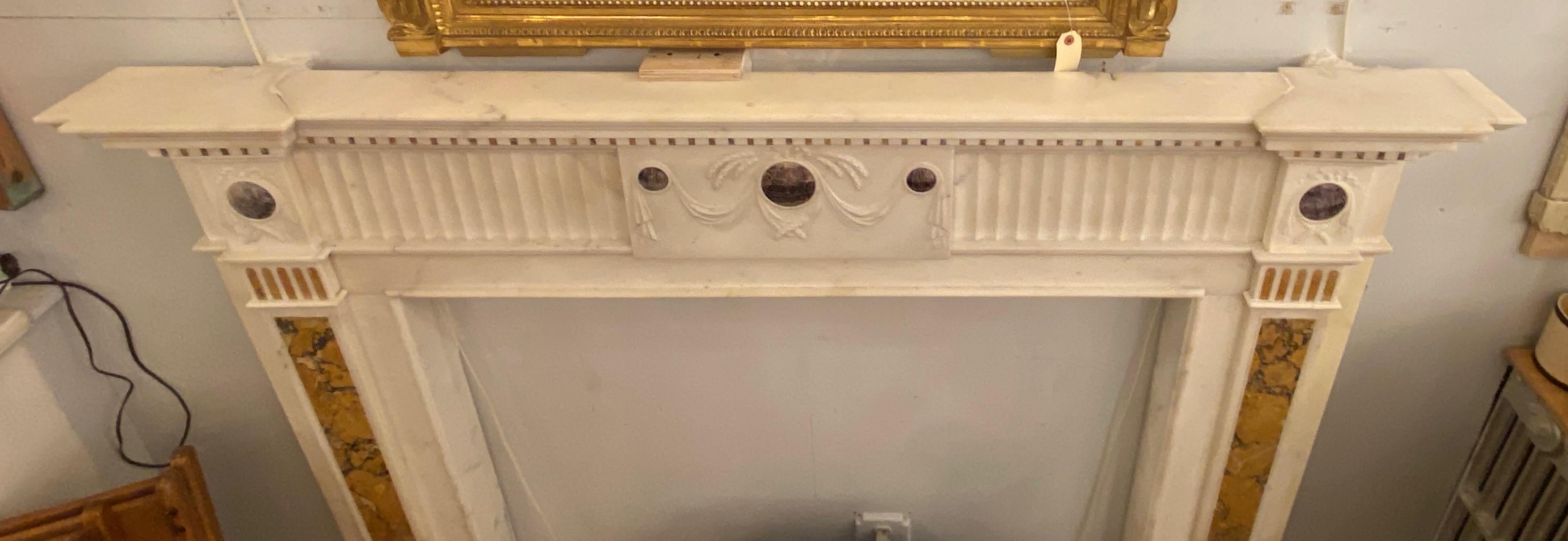 Cheminée ancienne en marbre blanc avec accents de Sienne et pierres violettes 10