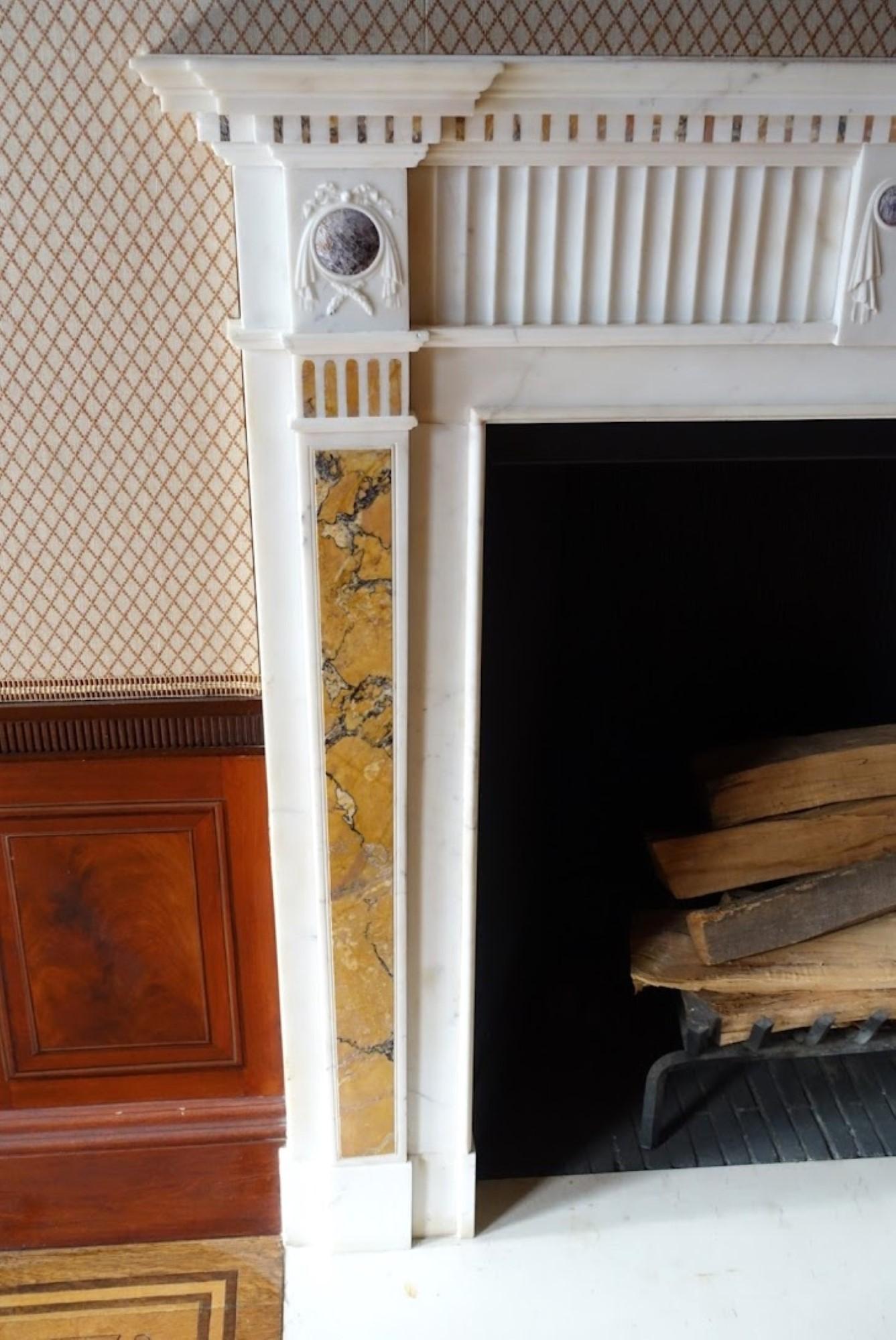 Fédéral Cheminée ancienne en marbre blanc avec accents de Sienne et pierres violettes