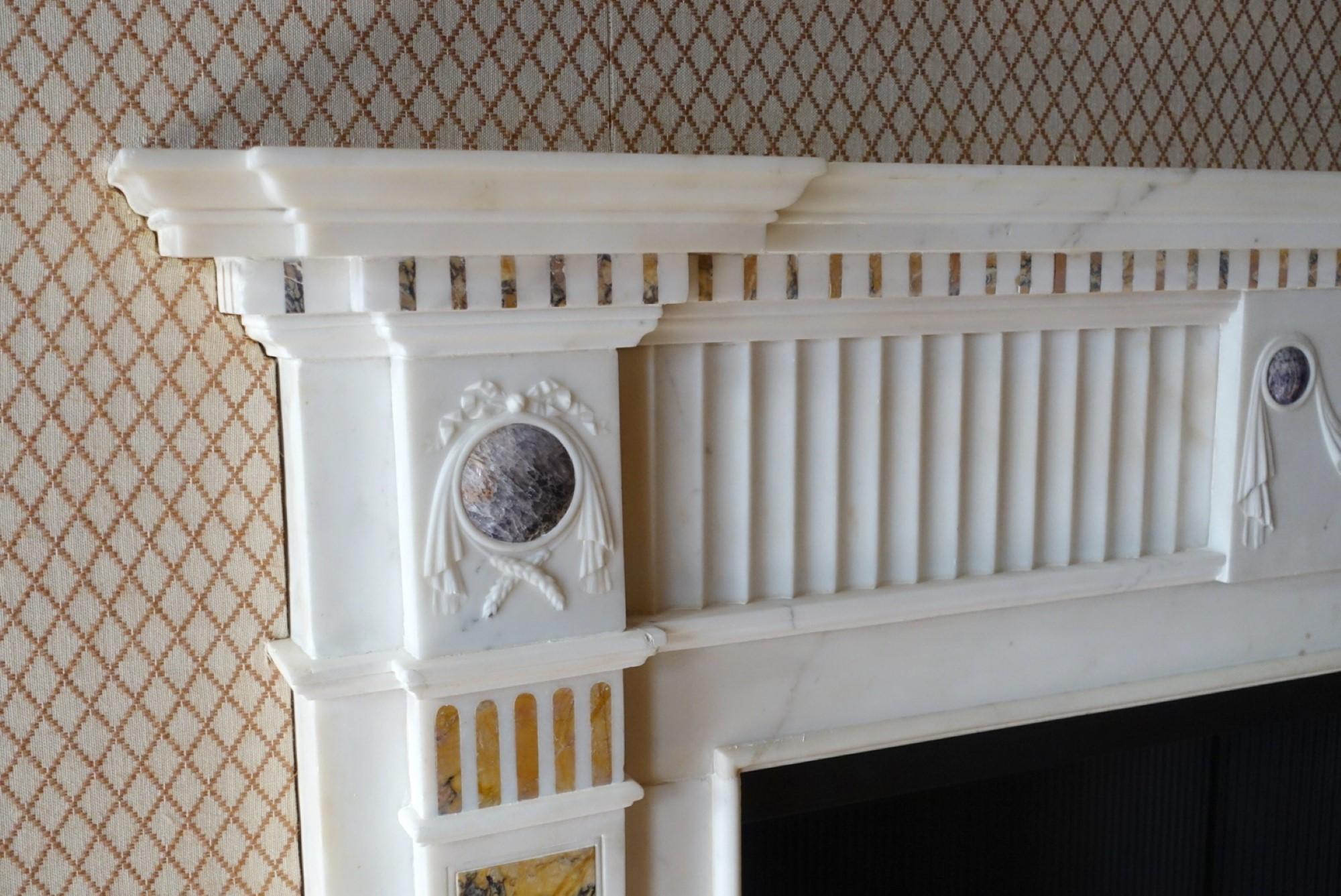 Incrusté Cheminée ancienne en marbre blanc avec accents de Sienne et pierres violettes