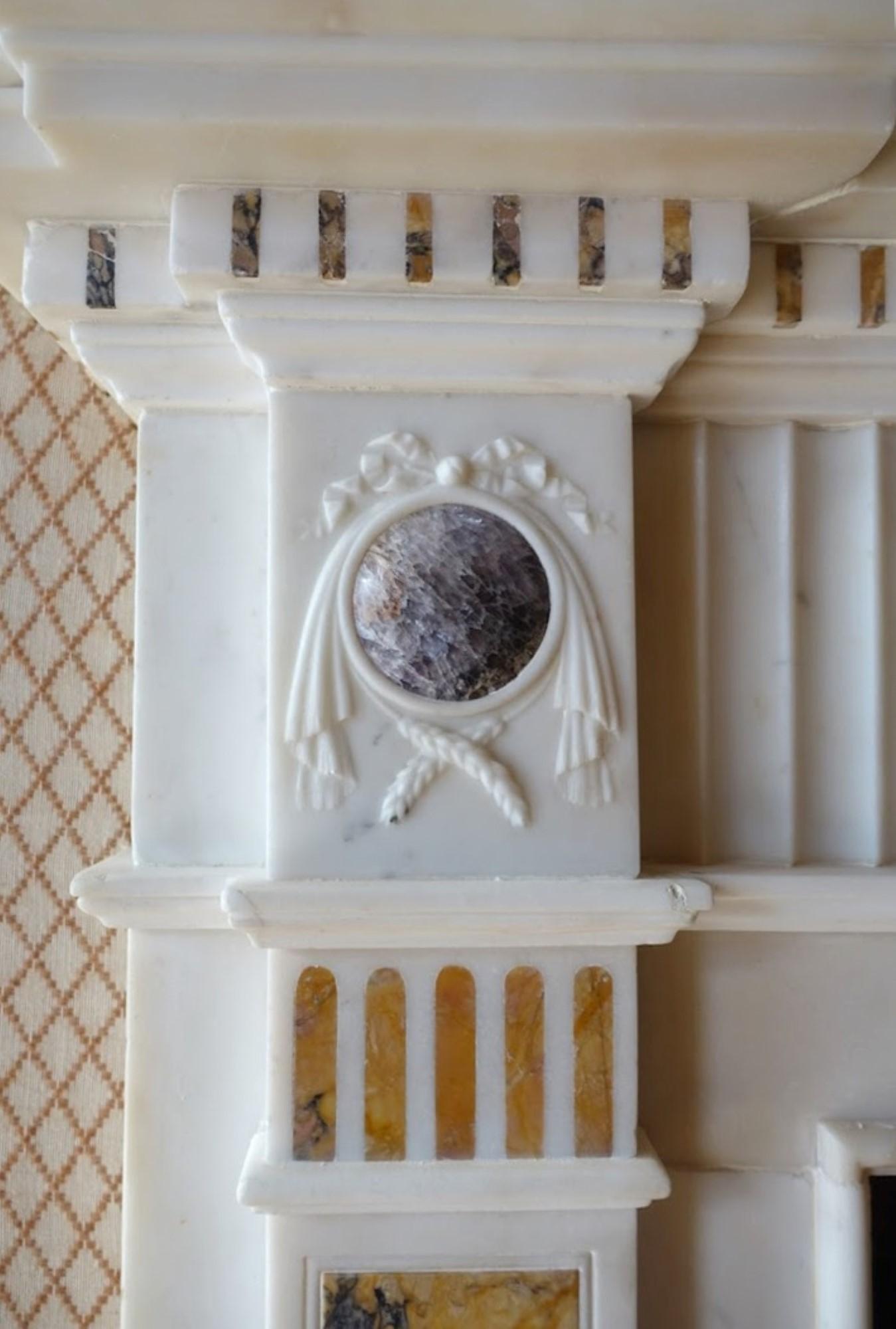 Cheminée ancienne en marbre blanc avec accents de Sienne et pierres violettes Bon état à New York, NY