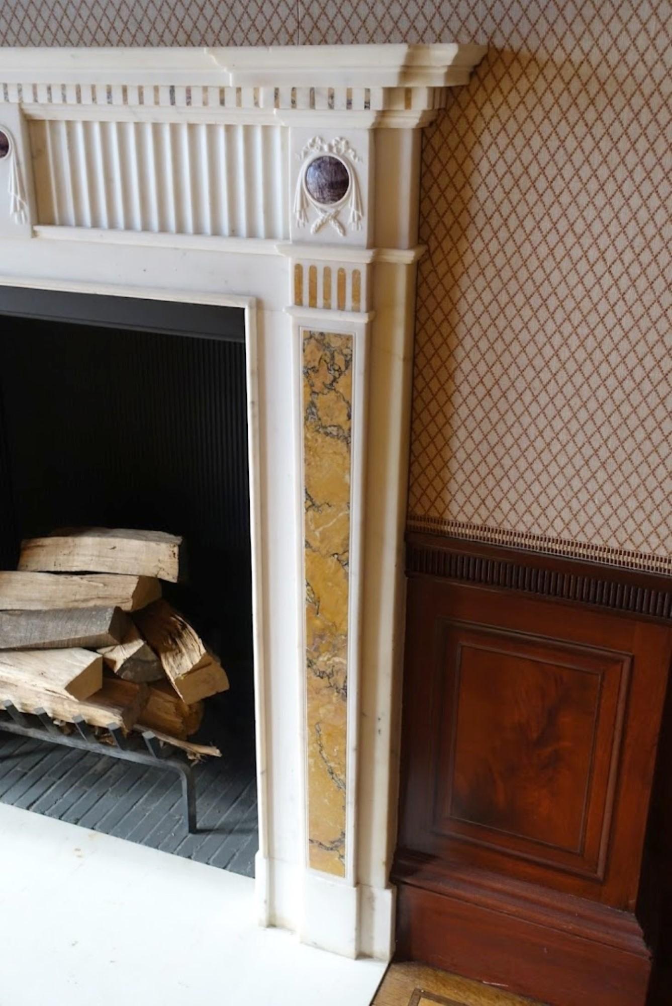 20ième siècle Cheminée ancienne en marbre blanc avec accents de Sienne et pierres violettes