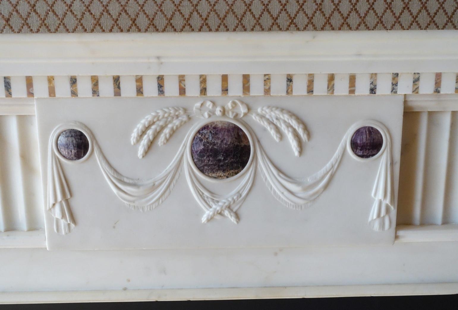 Marbre de Sienne Cheminée ancienne en marbre blanc avec accents de Sienne et pierres violettes