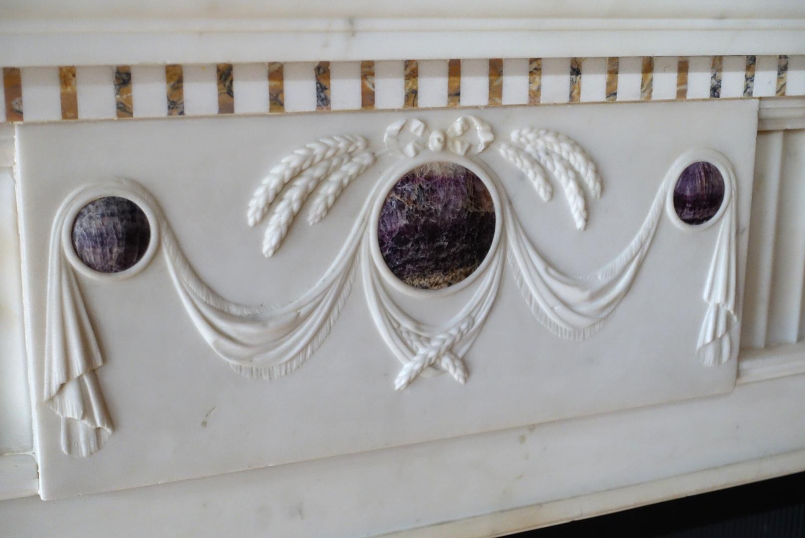 Cheminée ancienne en marbre blanc avec accents de Sienne et pierres violettes 1