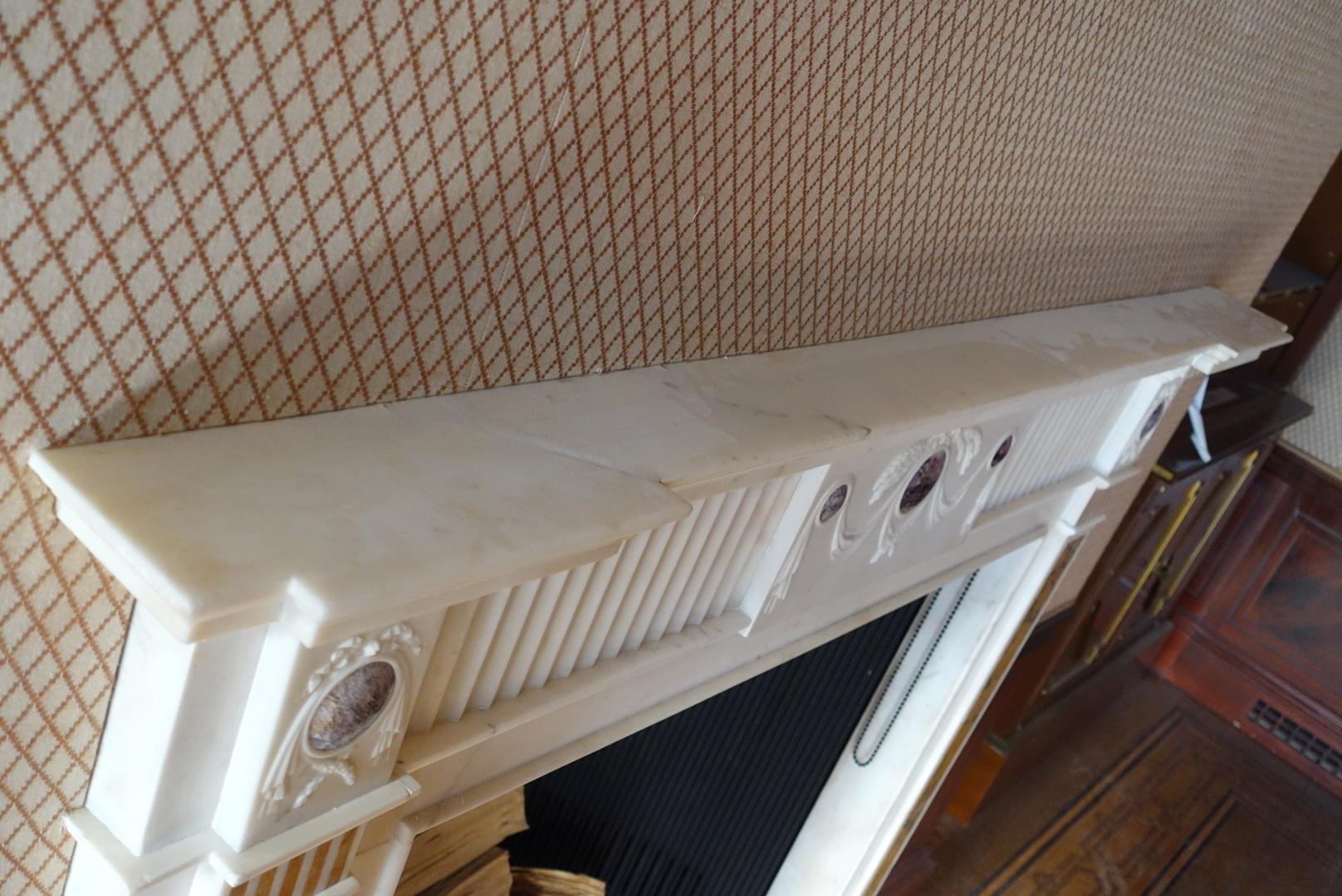 Cheminée ancienne en marbre blanc avec accents de Sienne et pierres violettes 2