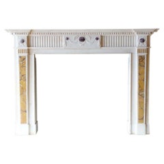 Cheminée ancienne en marbre blanc avec accents de Sienne et pierres violettes