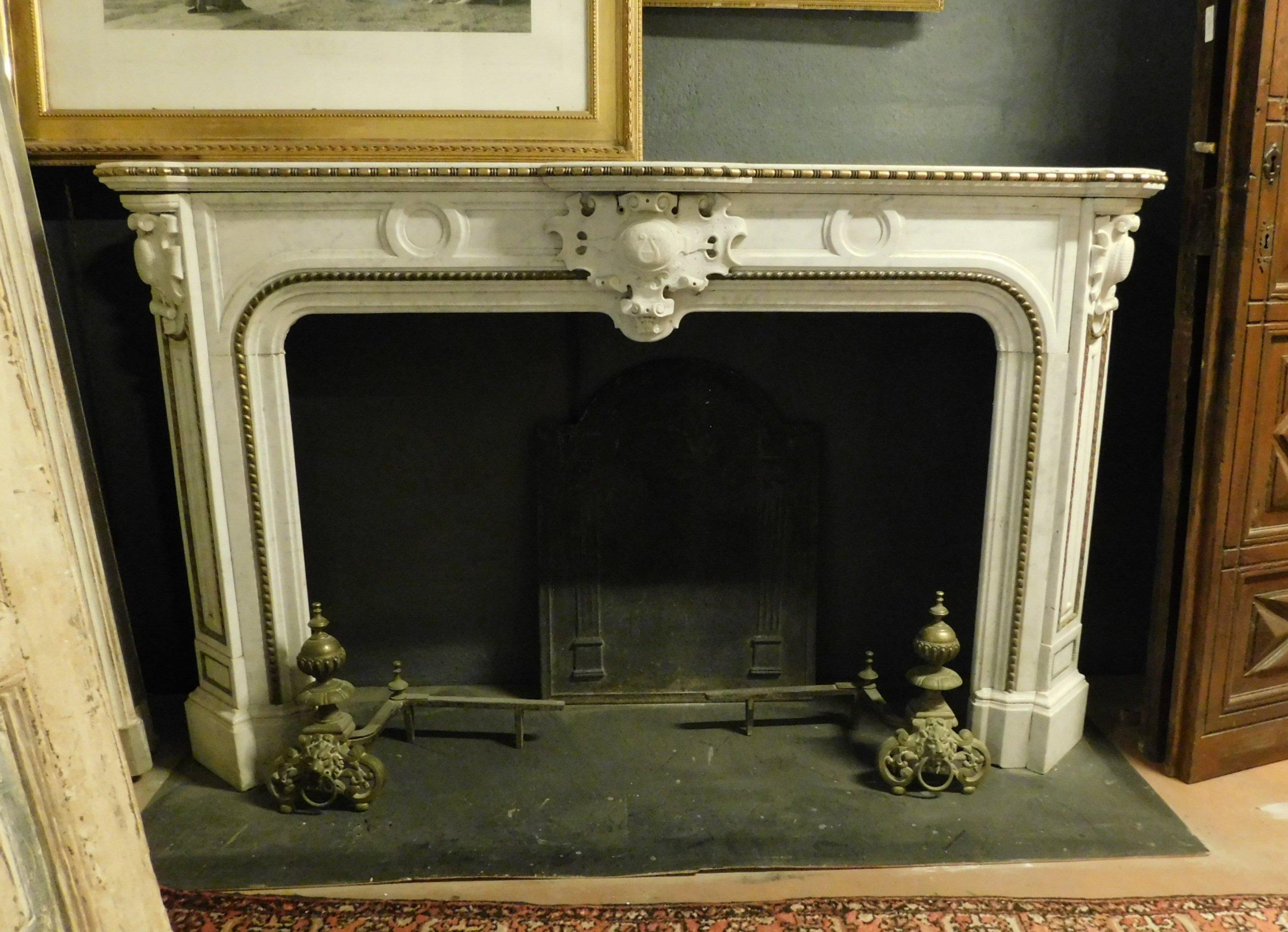 Antique mantle fireplace in white marble, with brass profiles, hand-built in the late 1800s for a villa in Italy, full Umbertino style, with a pediment carved with a harp and musical symbols, very rich and in very good condition.
Maximum size 178