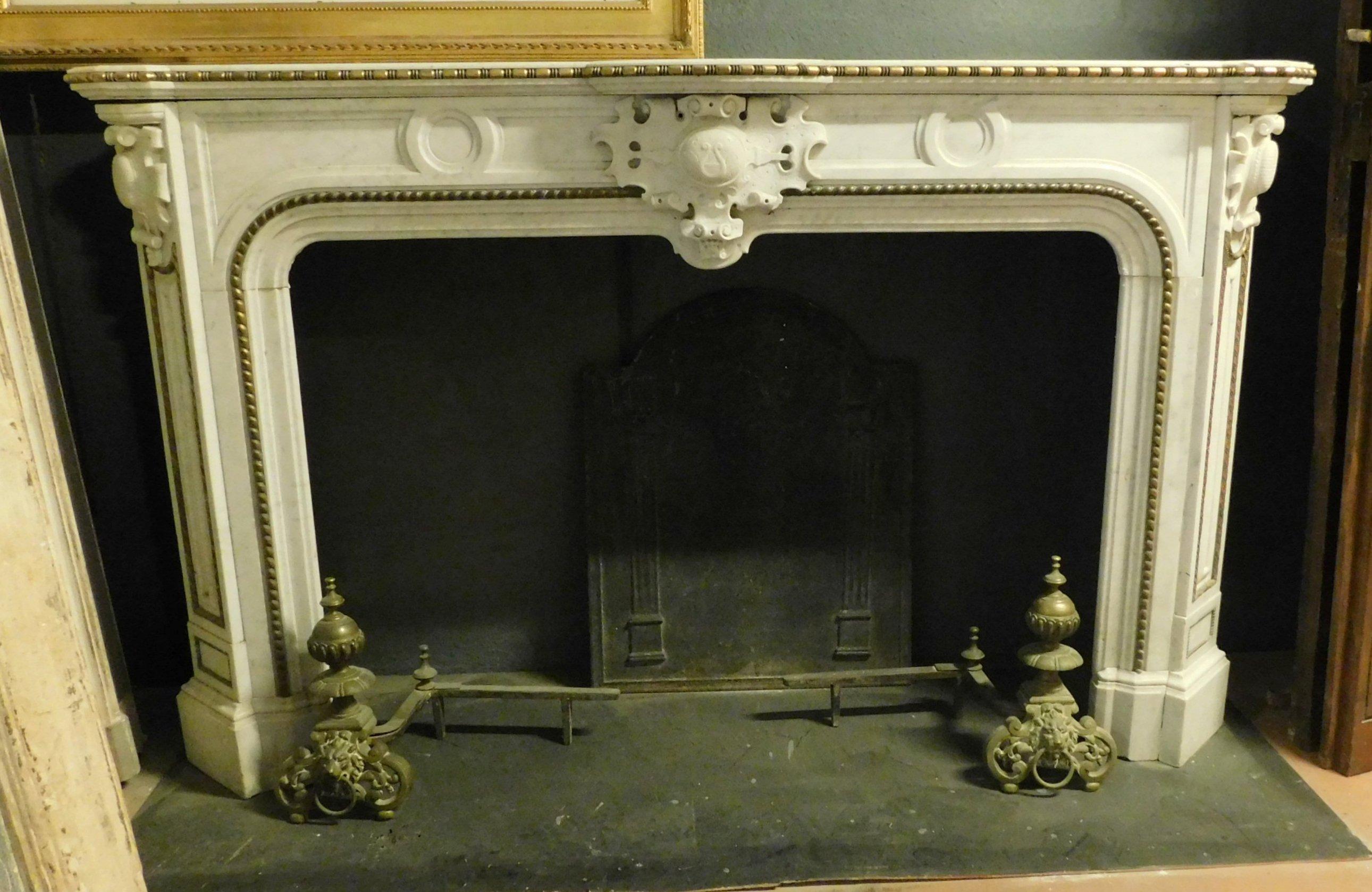 Antique White Marble Mantle Fireplace, Brass Profiles, 19th Century, Italy In Good Condition For Sale In Cuneo, Italy (CN)