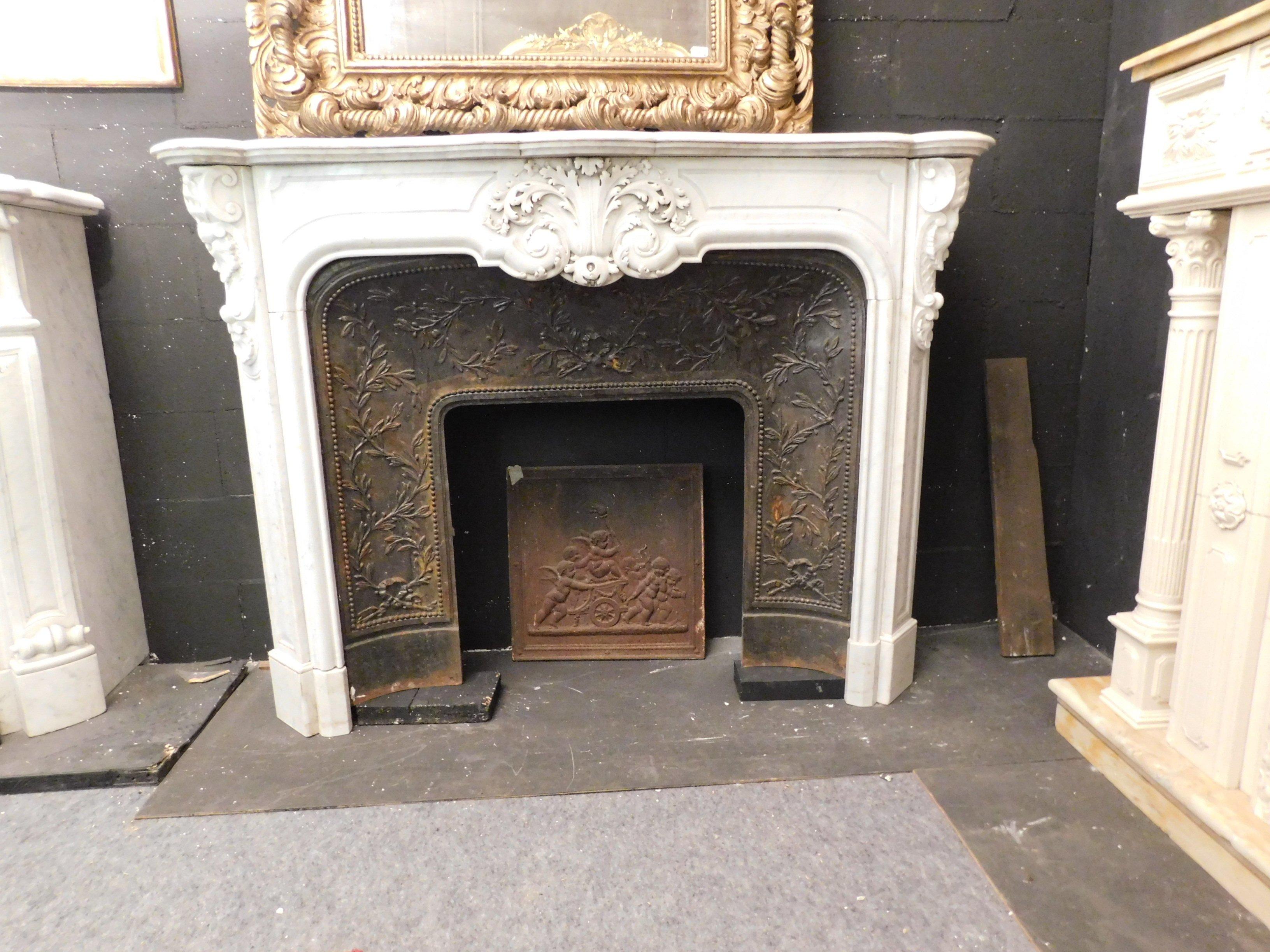 Ancient fireplace mantle in white marble carved with leaf and vegetable motifs, with a cast-iron counter-heart attached, also very carved, hand carved in the mid-19th century, for home in France.
Perfect for classic or modern environments,