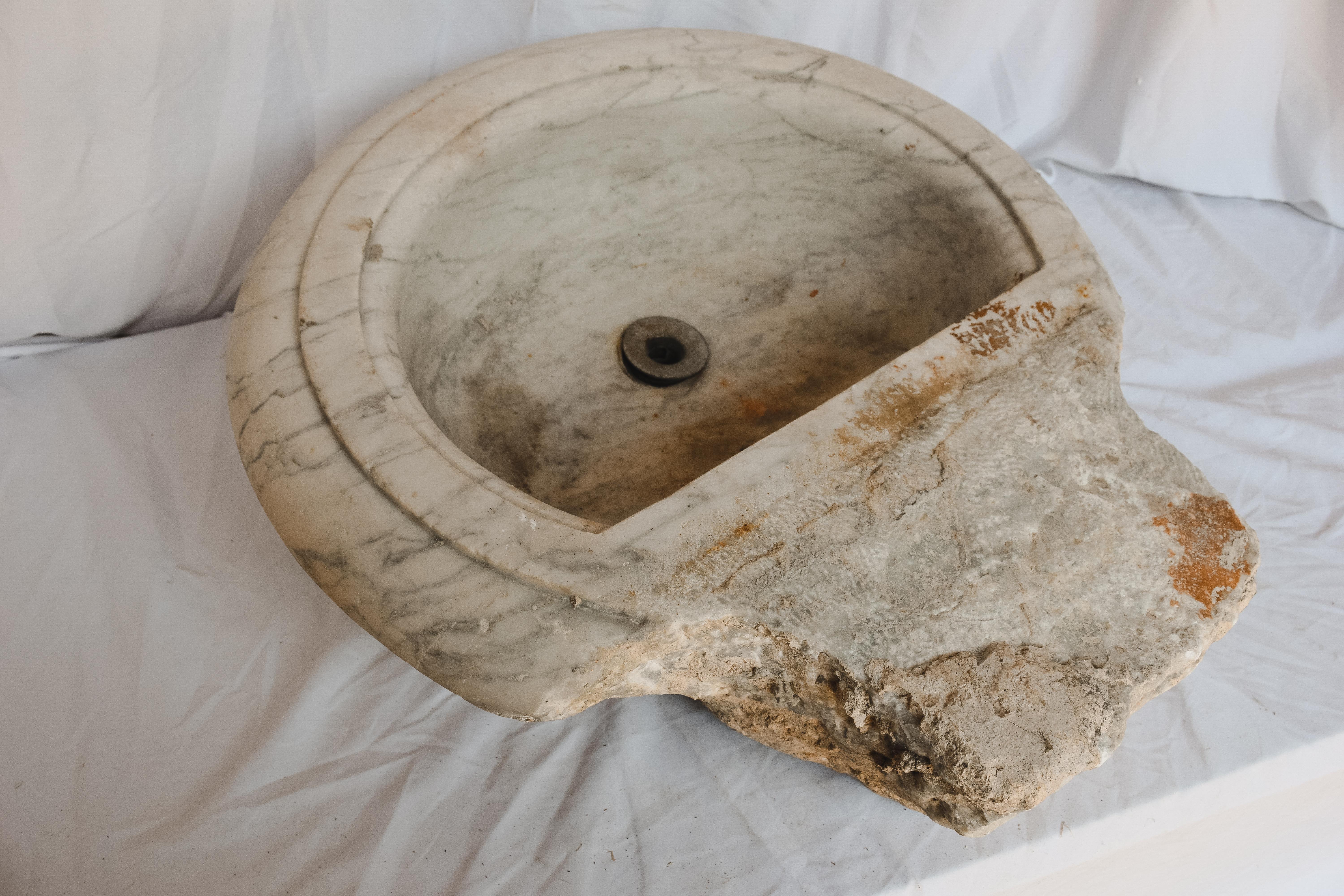 Antiker Waschbecken aus weißem Marmor (Stein) im Angebot