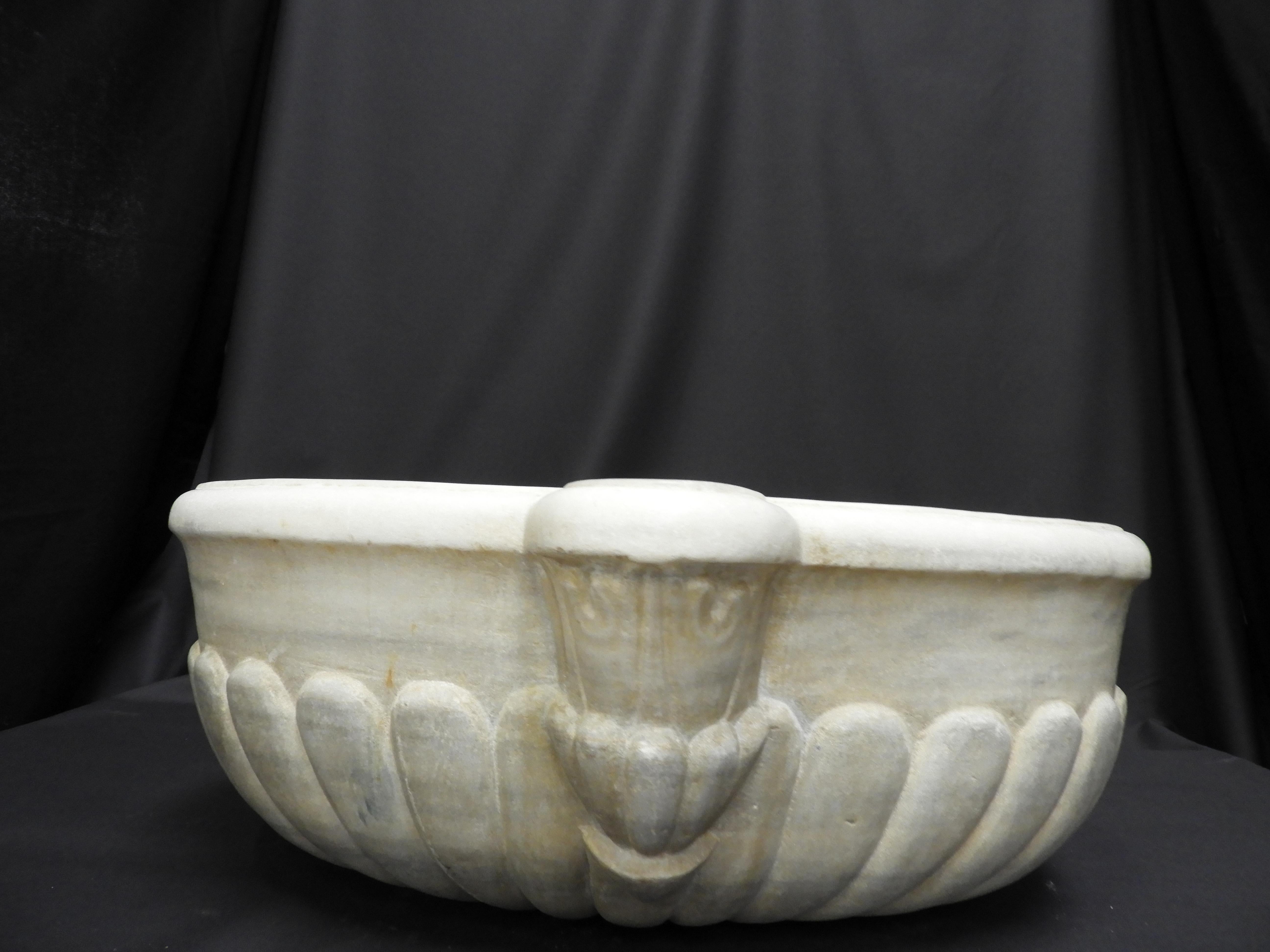 Antique White Marble Sink In Fair Condition For Sale In Zedelgem, BE