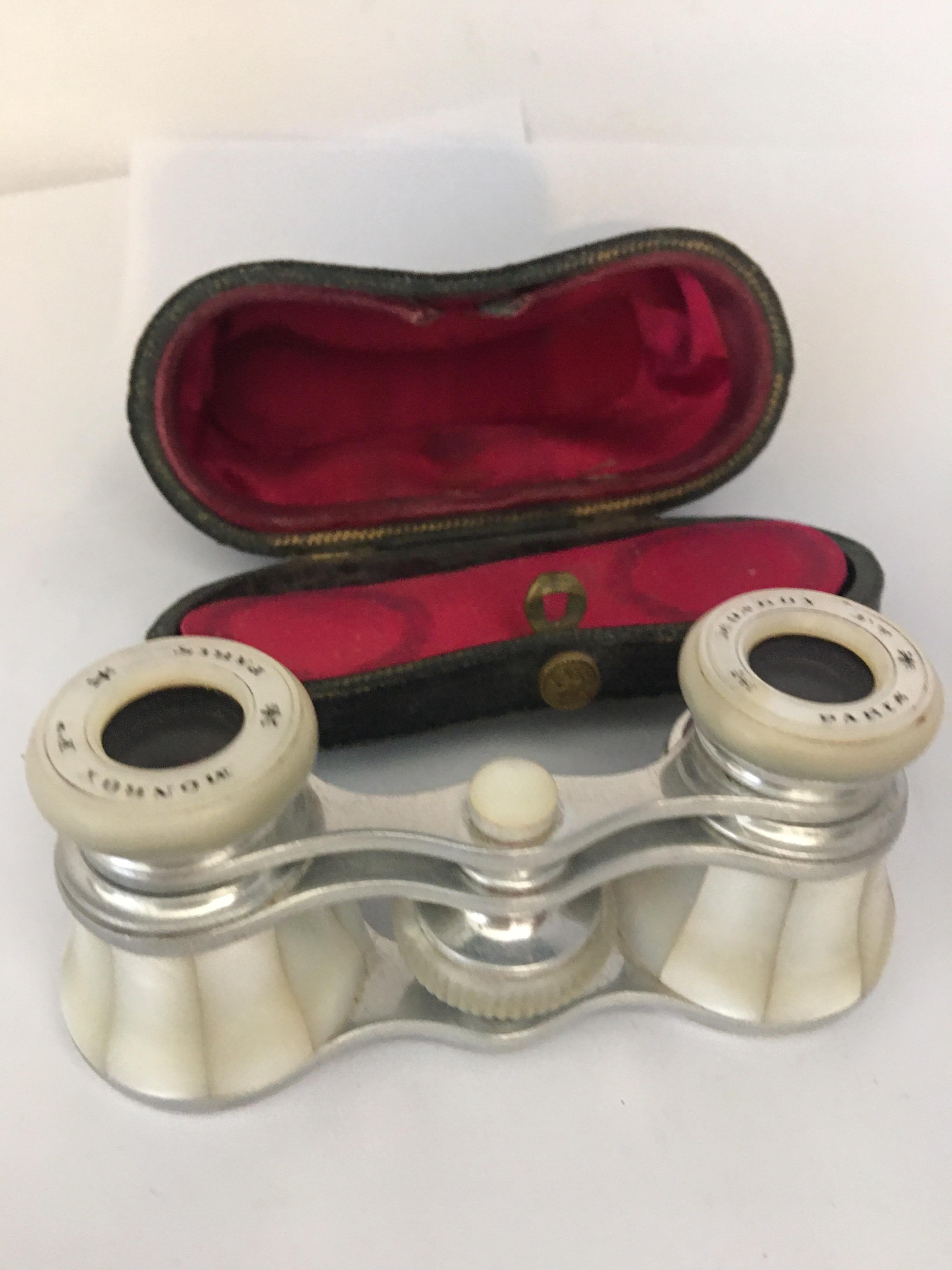 This beautiful piece is in good condition for its age. And it works well. It comes with its original pouch. Please study the images carefully as form part of the description.