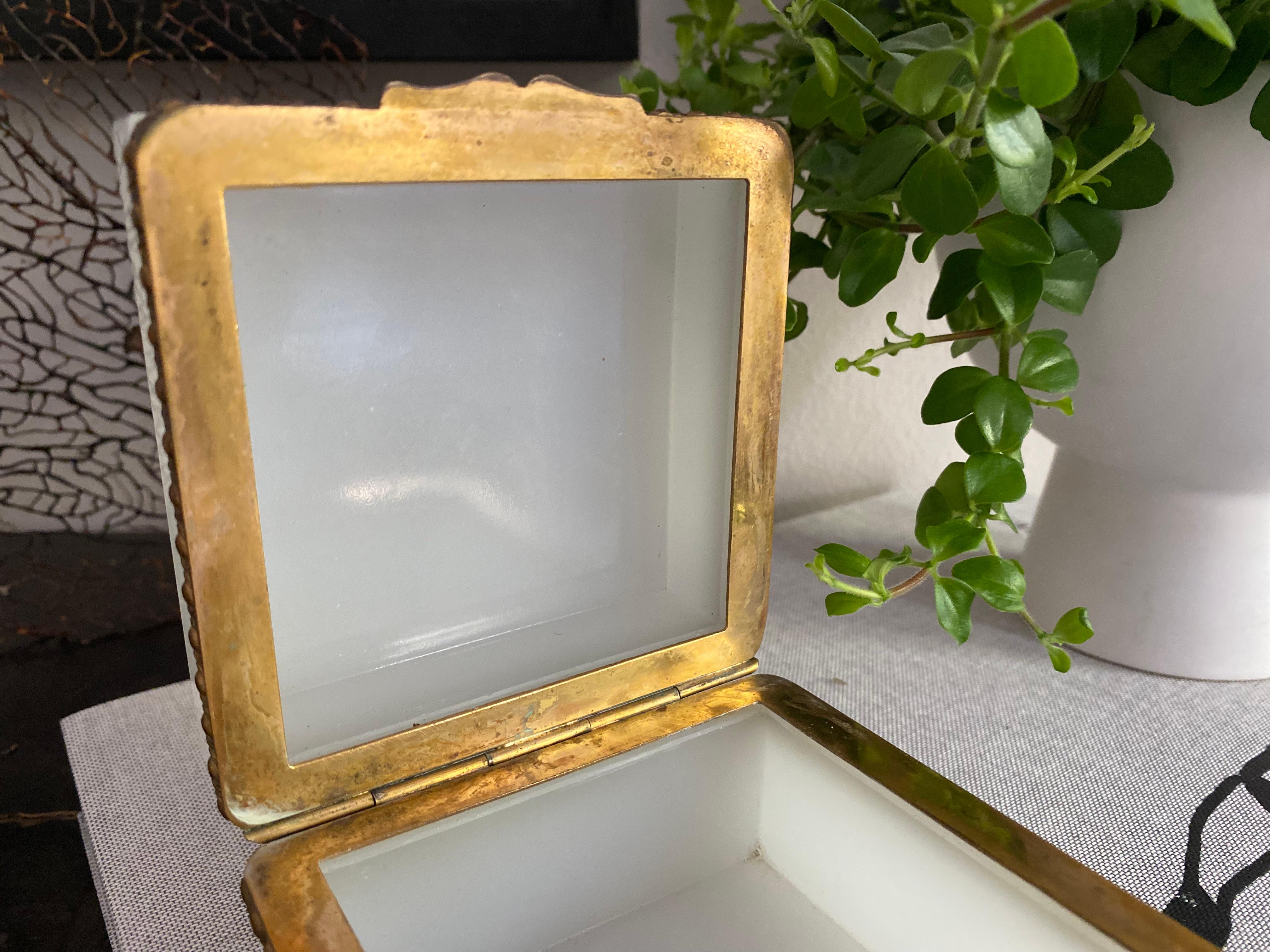 Antique white opaline glass box with beautiful decorated gilt hinge 4